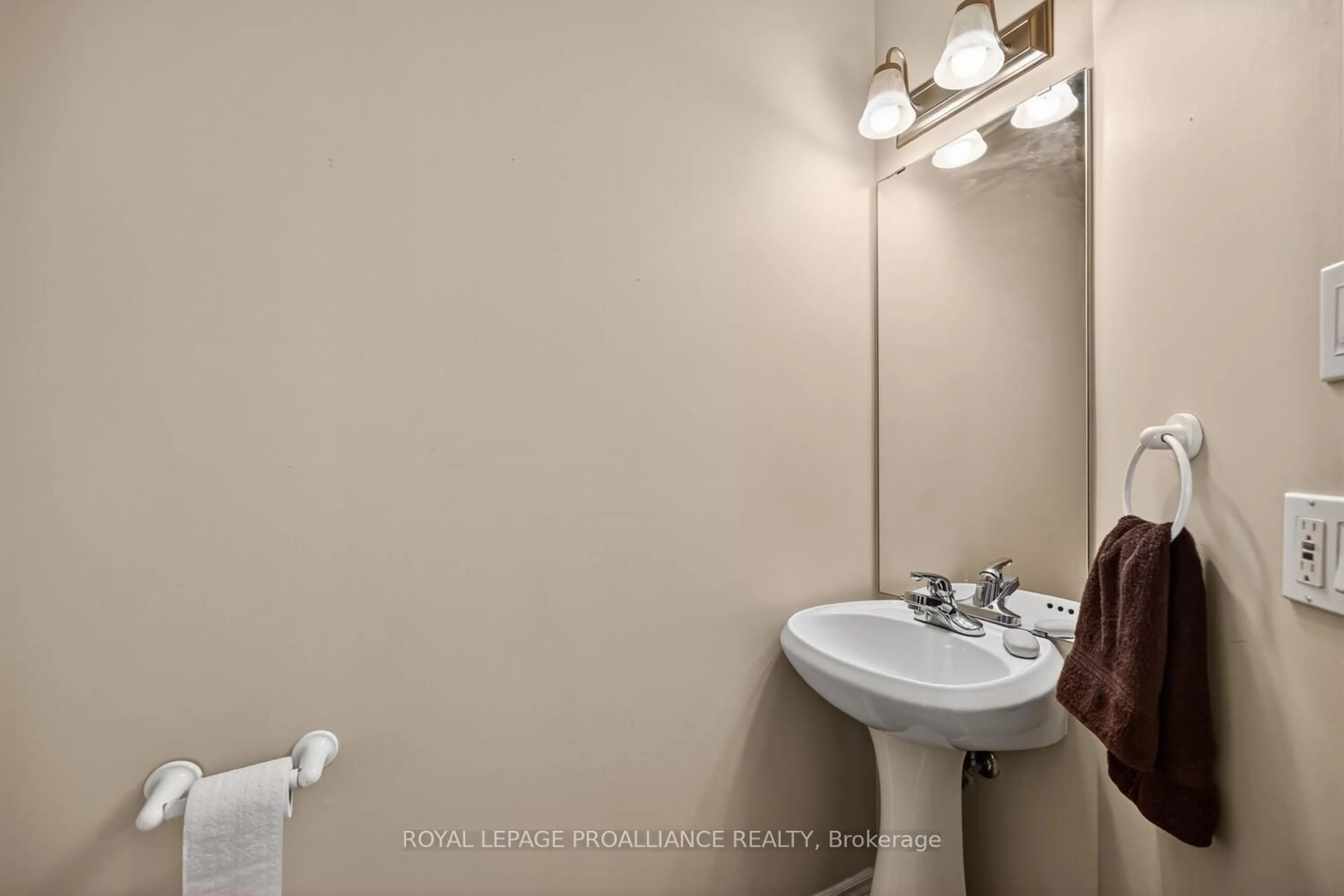 Standard bathroom, unknown for 271 Beley St, Brockville Ontario K6V 7M8