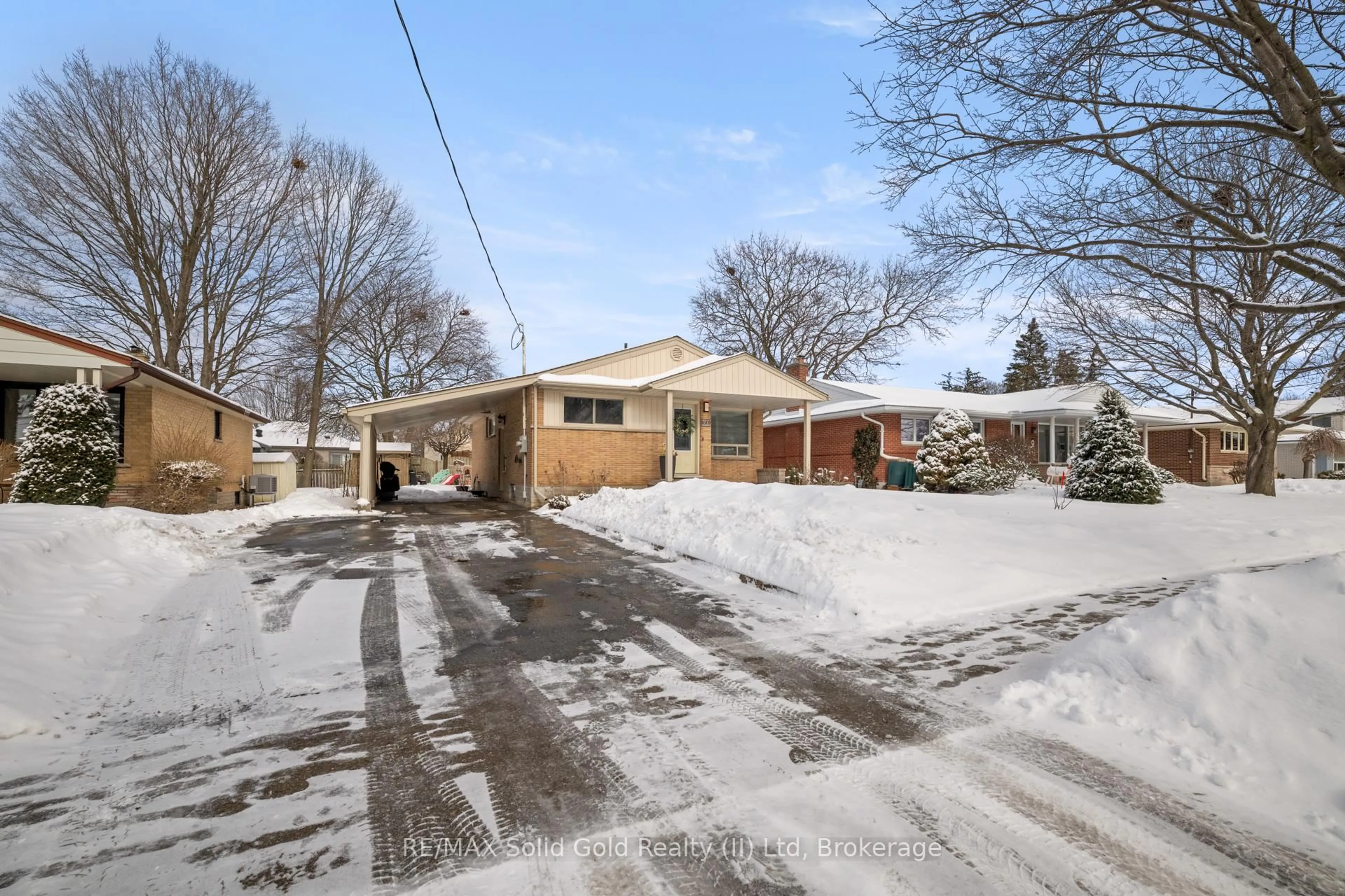 A pic from outside/outdoor area/front of a property/back of a property/a pic from drone, street for 60 Kenwood Dr, Kitchener Ontario N2B 3H2