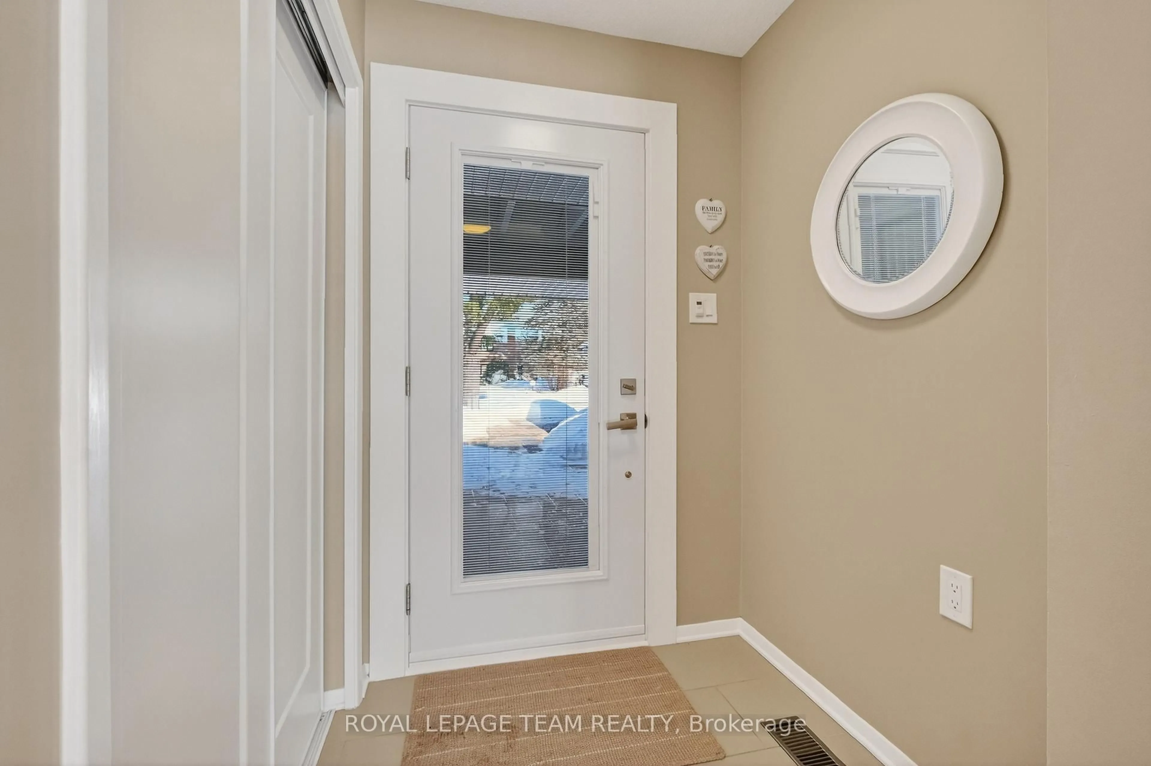 Indoor entryway for 28 Tiffany Cres, Kanata Ontario K2K 1W2