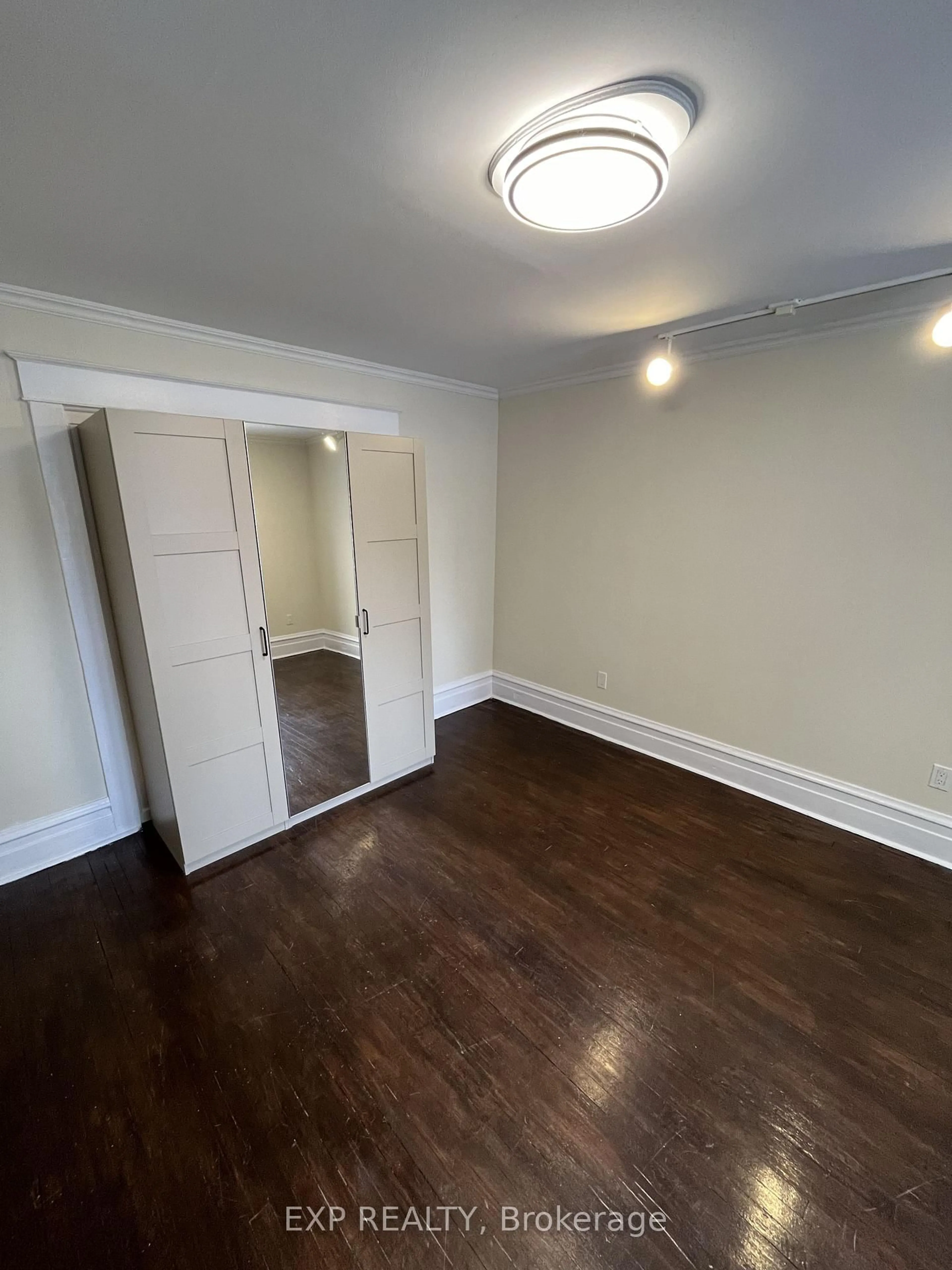 A pic of a room for 505 Bronson Ave, Ottawa Ontario K1R 6J8