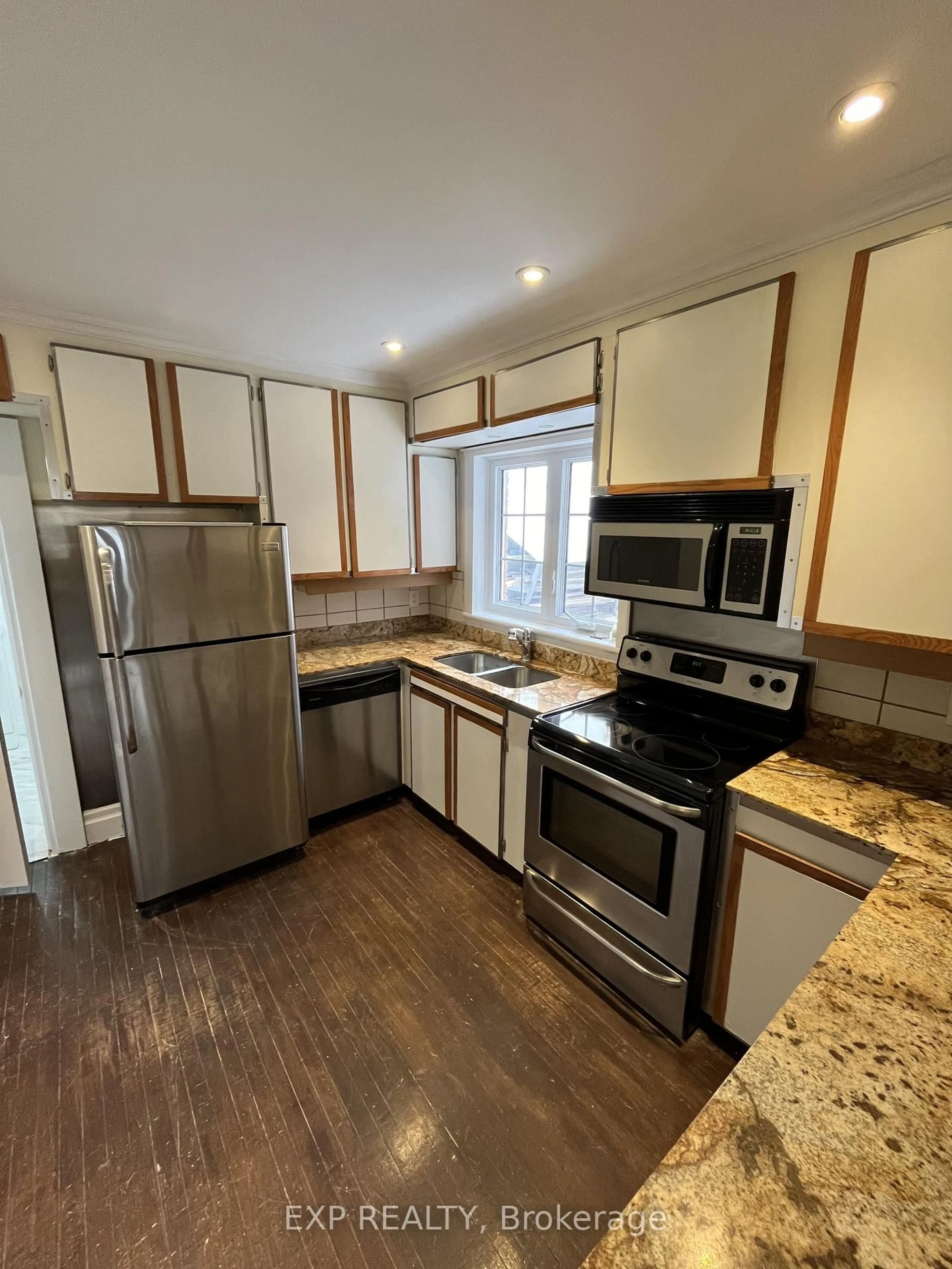 Standard kitchen, wood/laminate floor for 505 Bronson Ave, Ottawa Ontario K1R 6J8