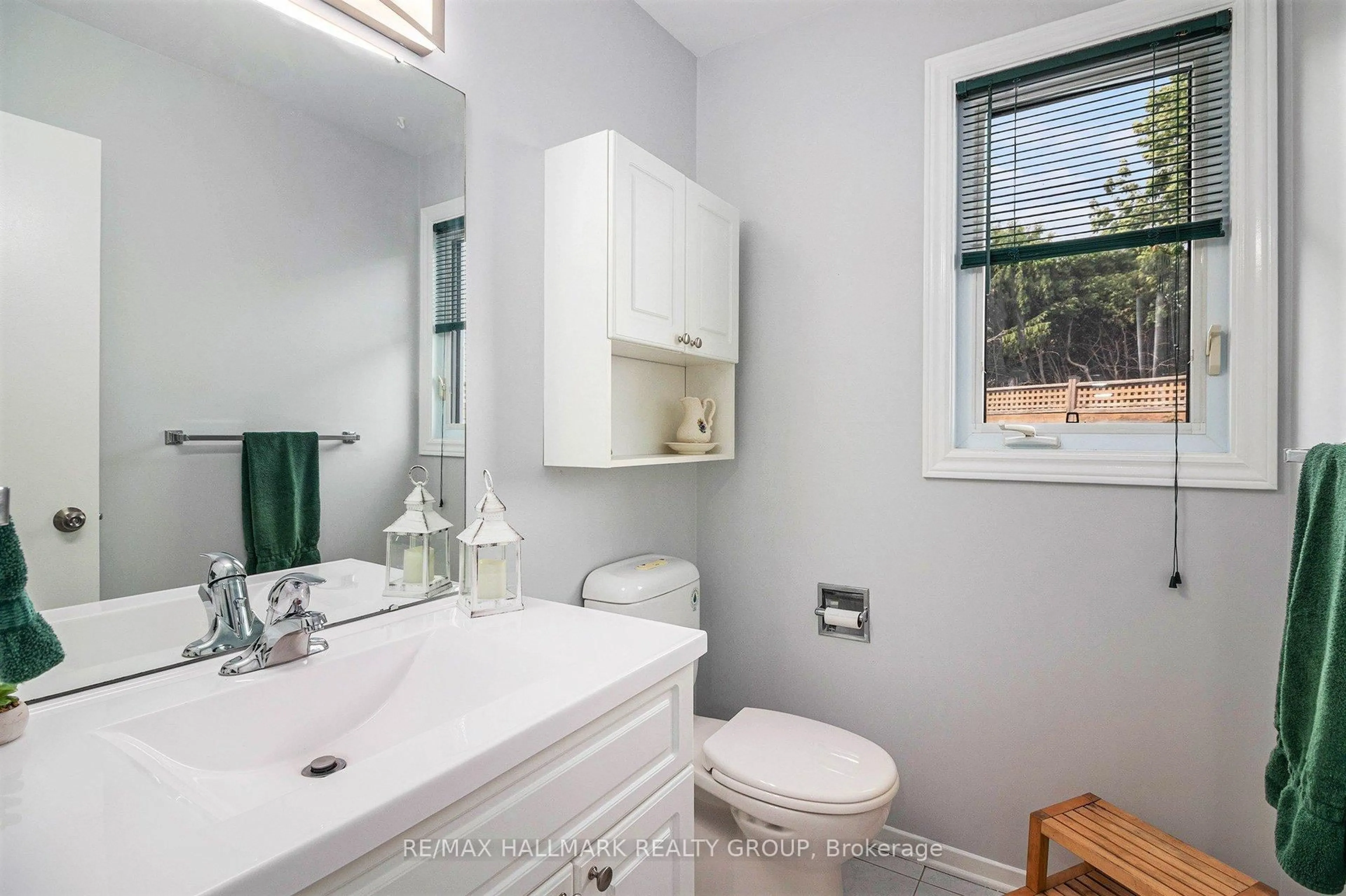 Standard bathroom, ceramic/tile floor for 270 Mceachern Cres, Ottawa Ontario K1E 3K5