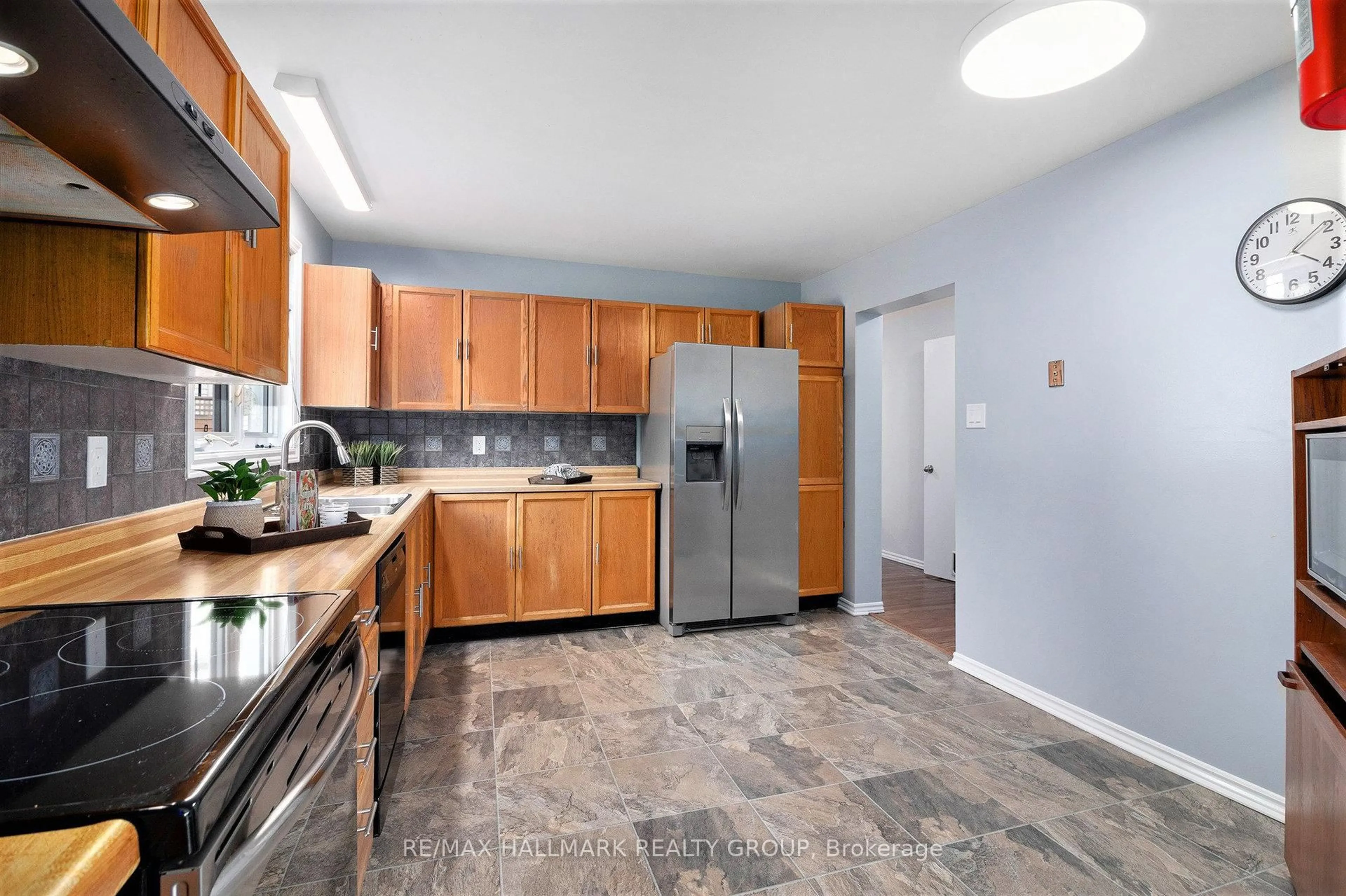 Standard kitchen, ceramic/tile floor for 270 Mceachern Cres, Ottawa Ontario K1E 3K5
