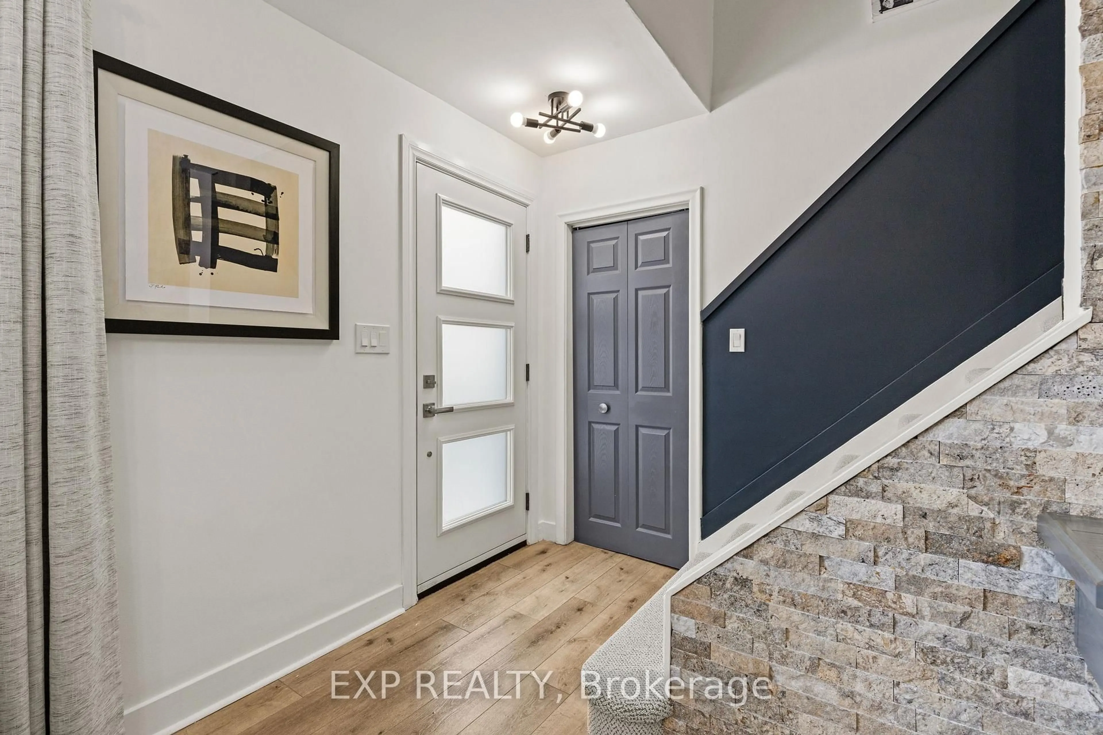 Indoor entryway for 1373 Orchard Ave, Fort Erie Ontario L2A 3E5