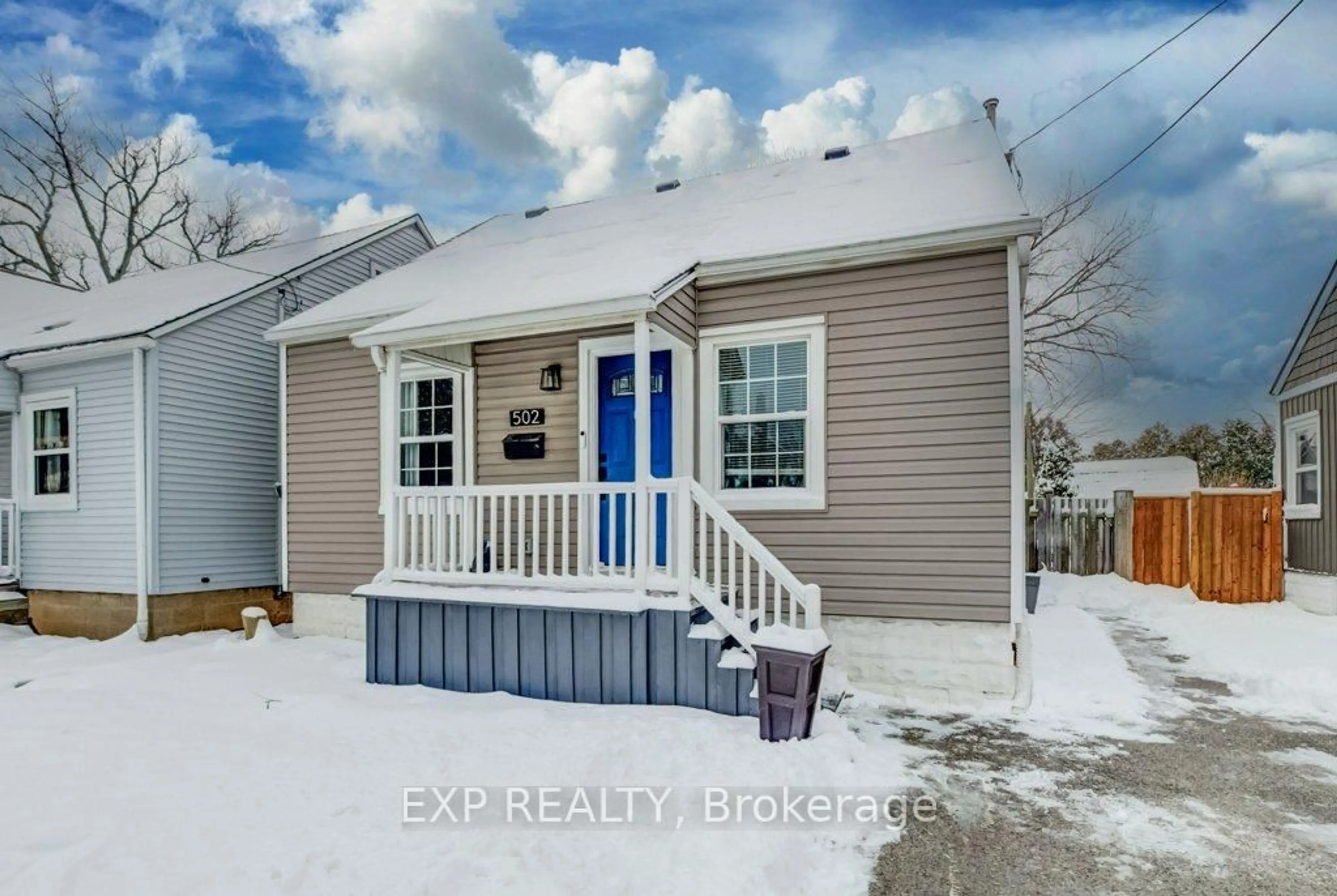 Home with vinyl exterior material, street for 502 Britannia Ave, Hamilton Ontario L8H 1Z6