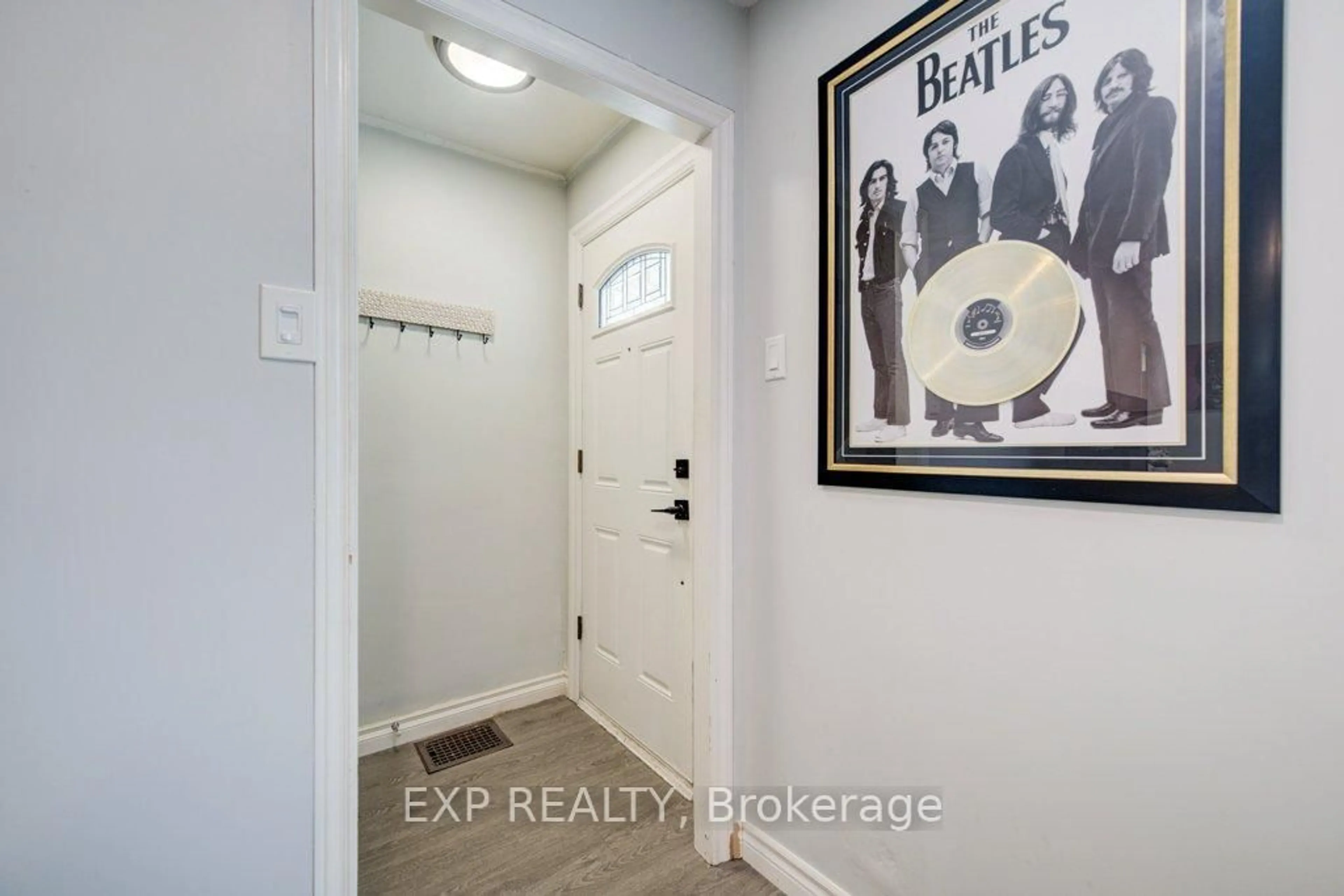 Indoor entryway for 502 Britannia Ave, Hamilton Ontario L8H 1Z6