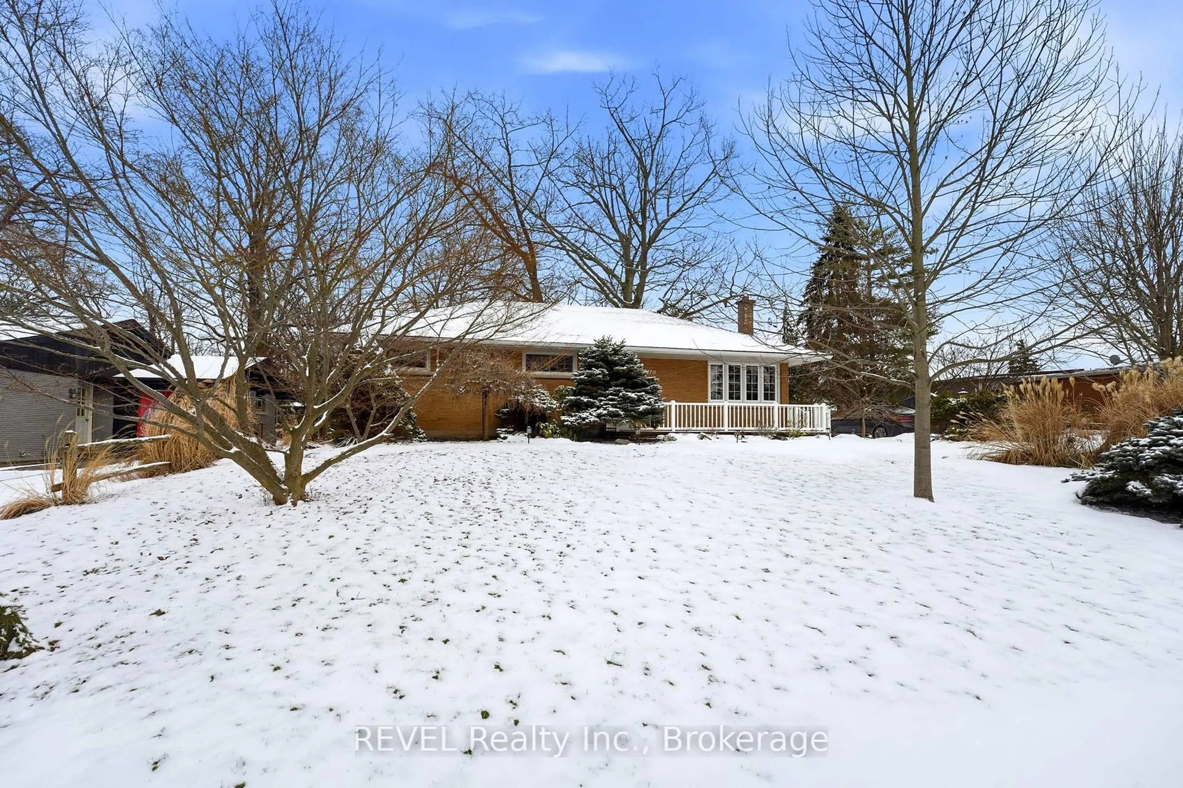 A pic from outside/outdoor area/front of a property/back of a property/a pic from drone, street for 470 Glenwood Dr, Fort Erie Ontario L0S 1N0