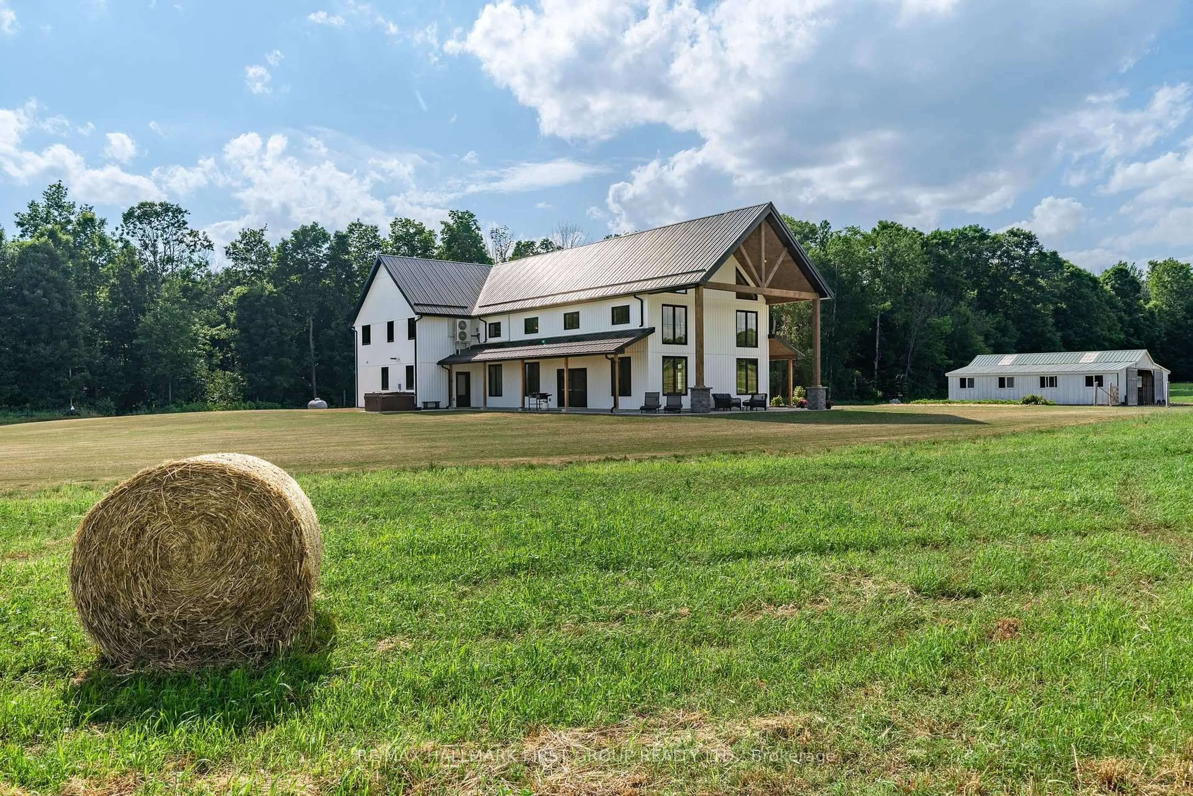A pic from outside/outdoor area/front of a property/back of a property/a pic from drone, building for 708 Scriver Rd, Brighton Ontario K0K 1H0