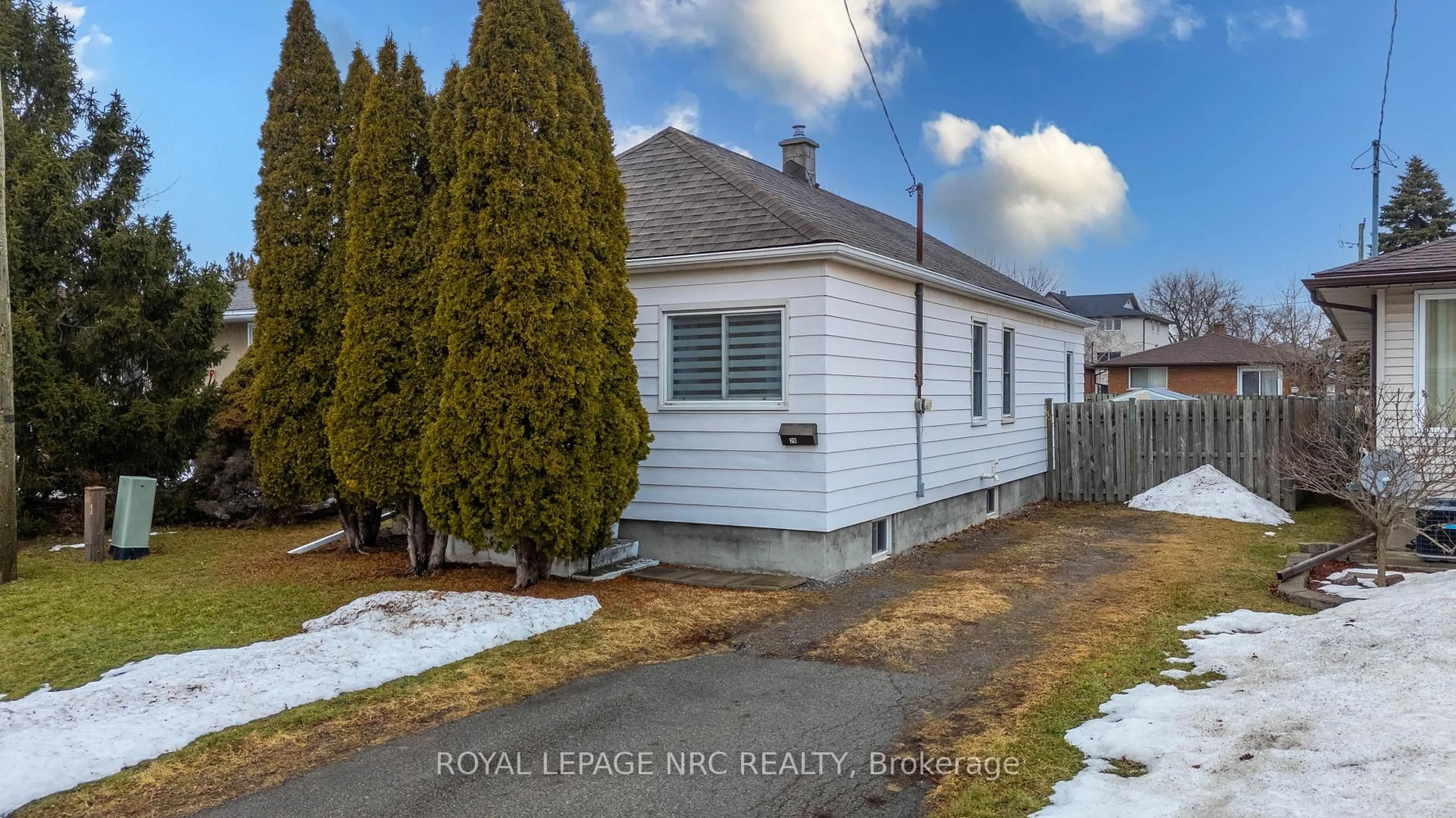 Home with vinyl exterior material, street for 26 Kent St, St. Catharines Ontario L2S 1H2