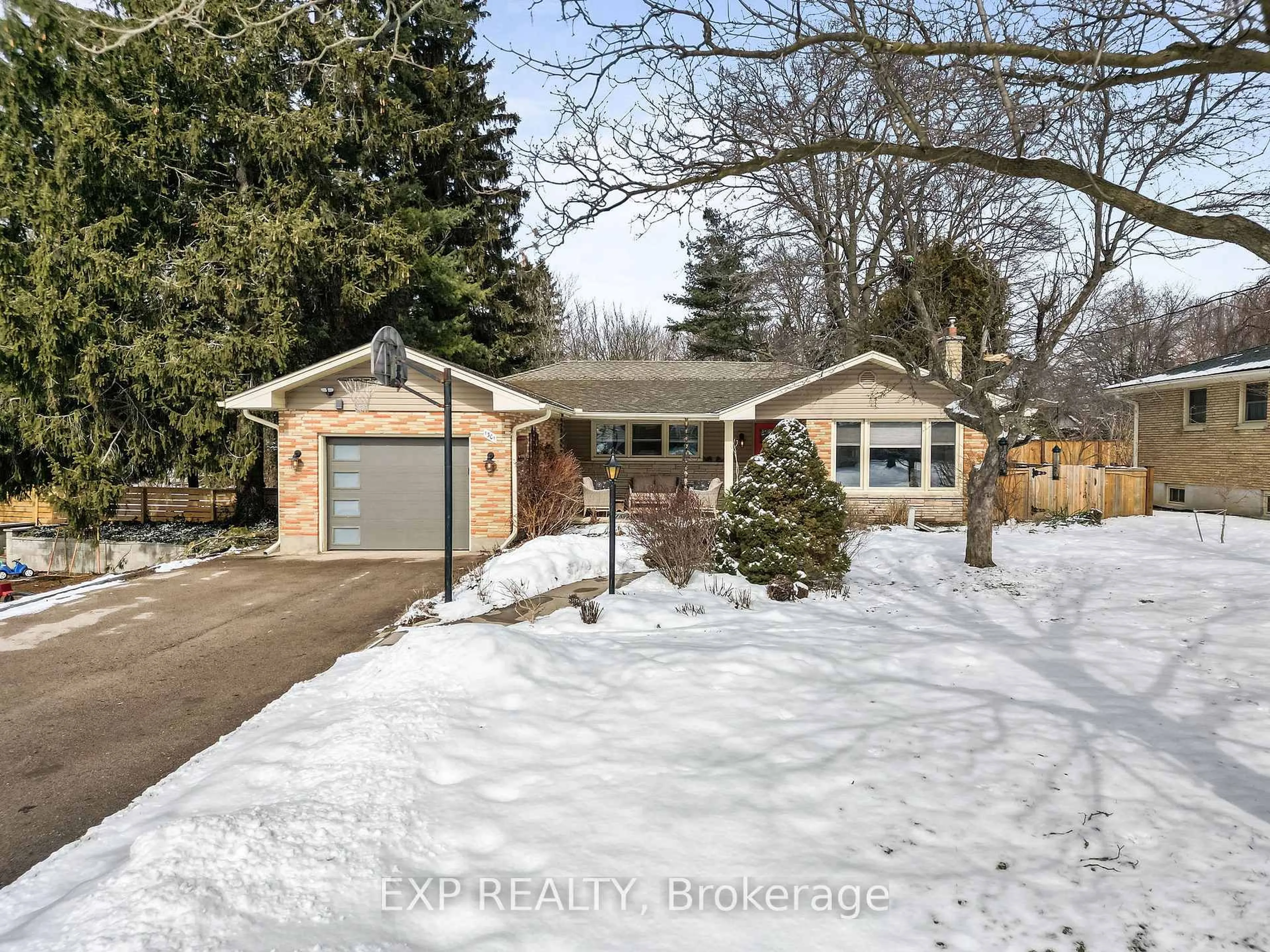 A pic from outside/outdoor area/front of a property/back of a property/a pic from drone, street for 1301 Wayne Rd, London South Ontario N6K 2G9