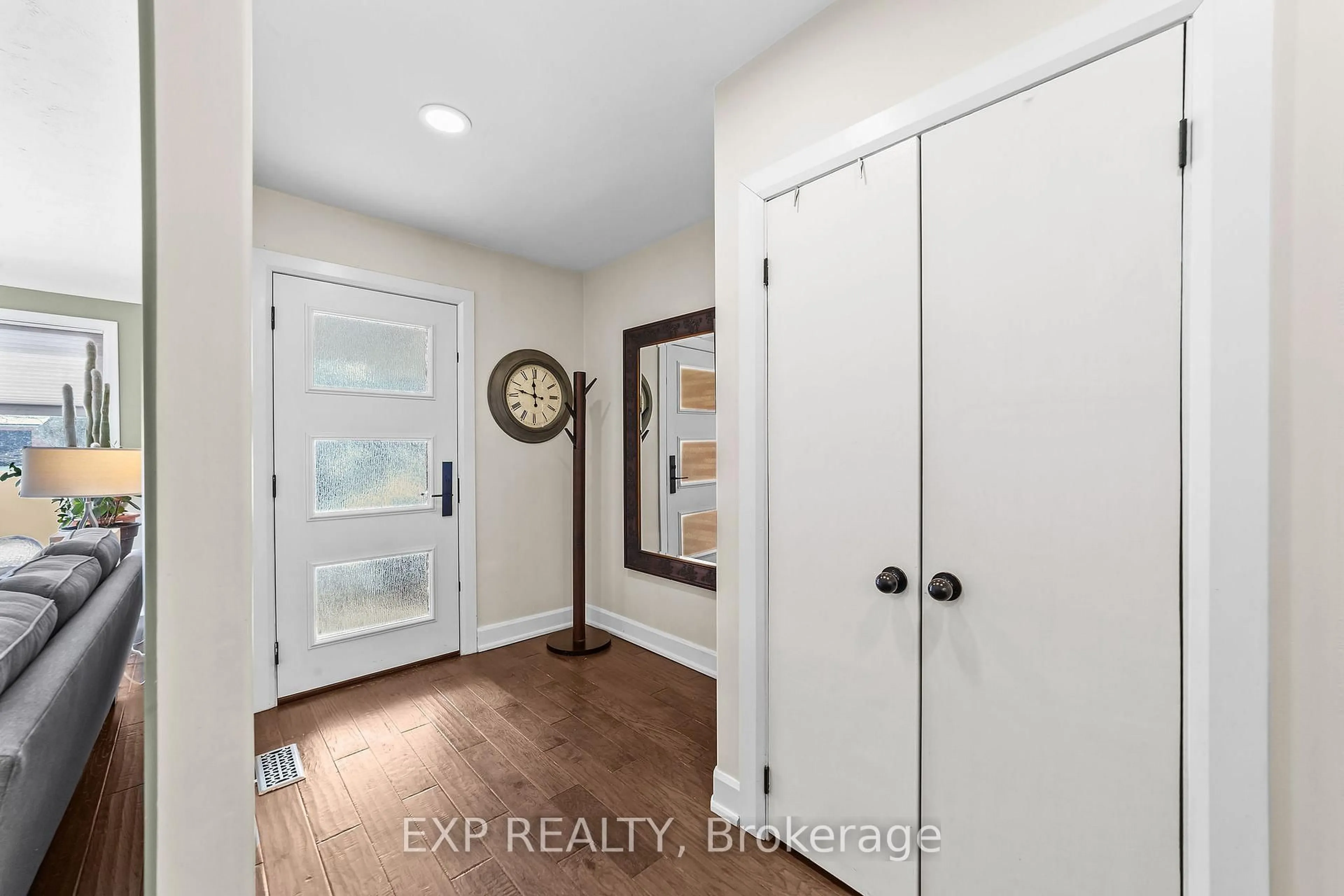 Indoor entryway for 1301 Wayne Rd, London South Ontario N6K 2G9