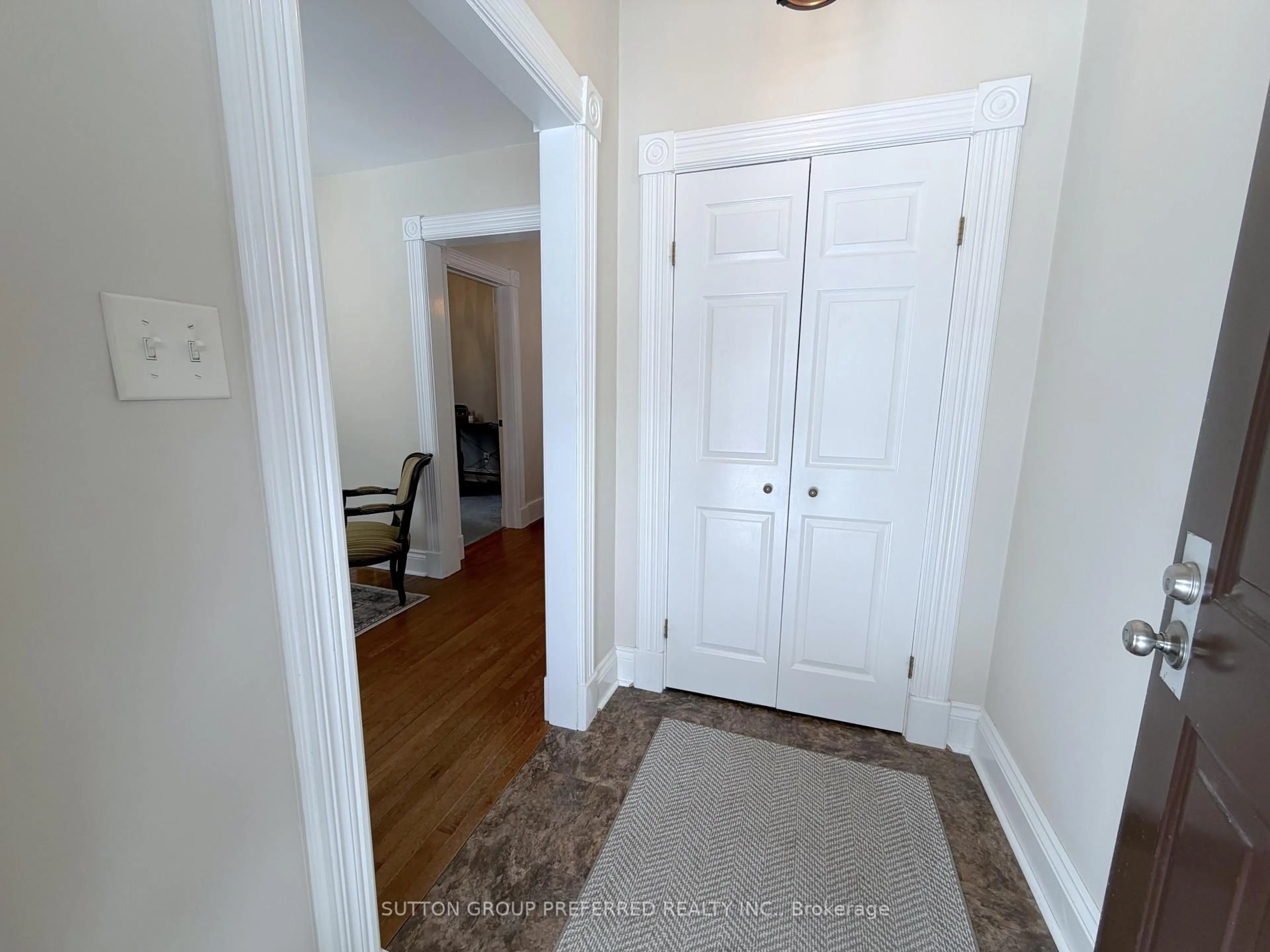 Indoor entryway for 435 Chester St, London South Ontario N6C 2J3