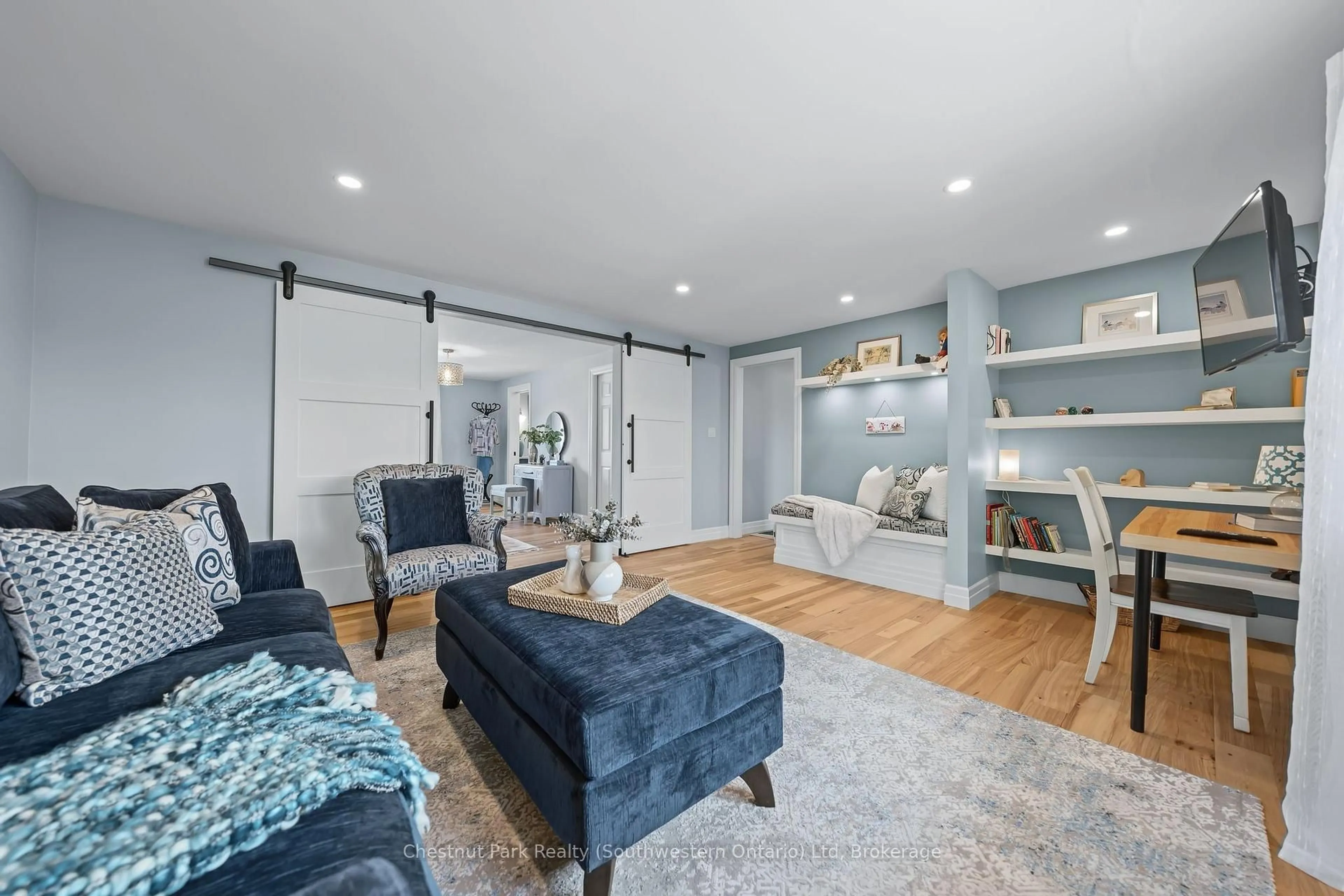 Living room with furniture, unknown for 20 Latenda Pl, Guelph Ontario N1G 3B8