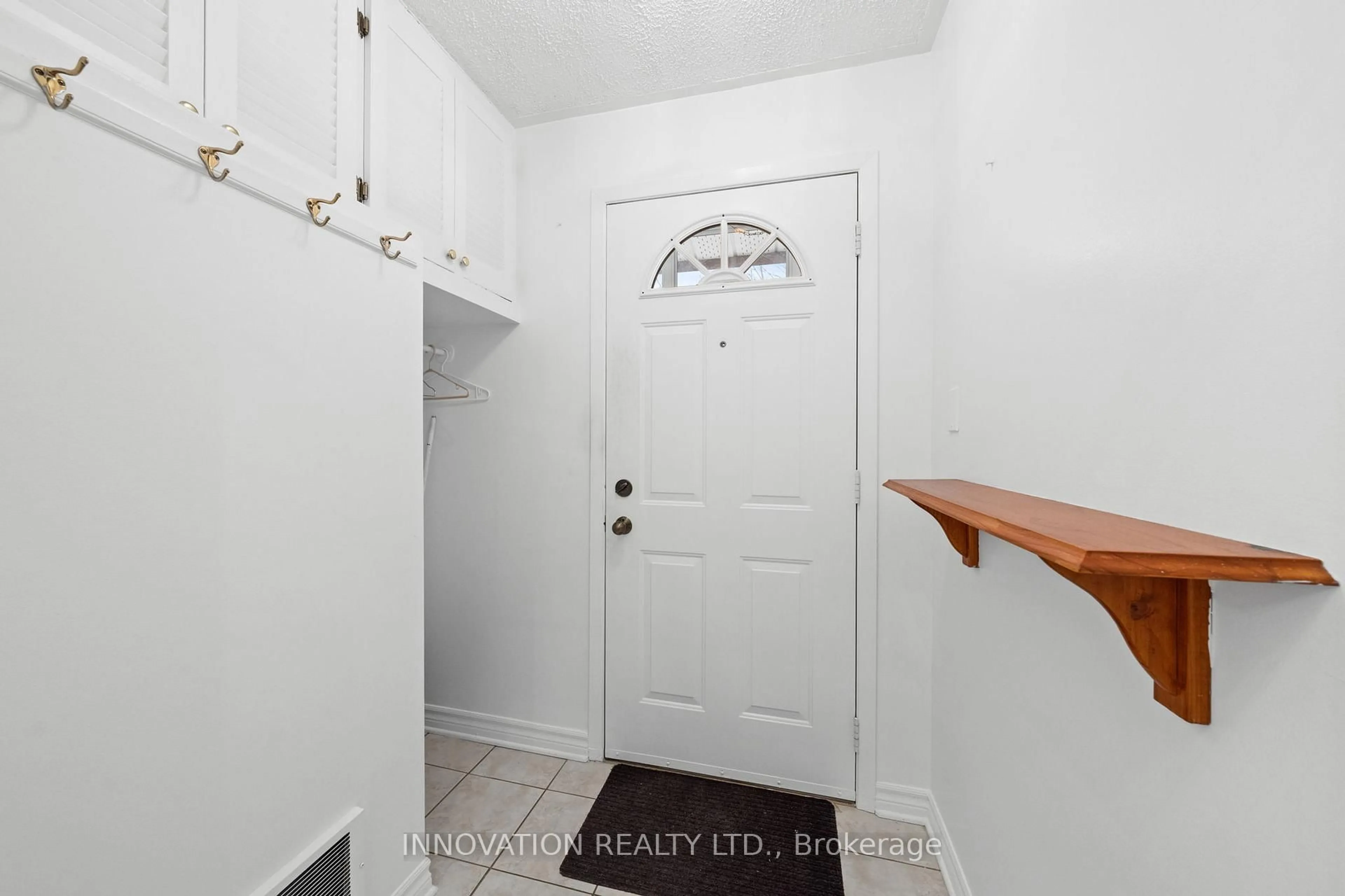 Indoor entryway for 2278 Rembrandt Rd, Ottawa Ontario K2B 7P5
