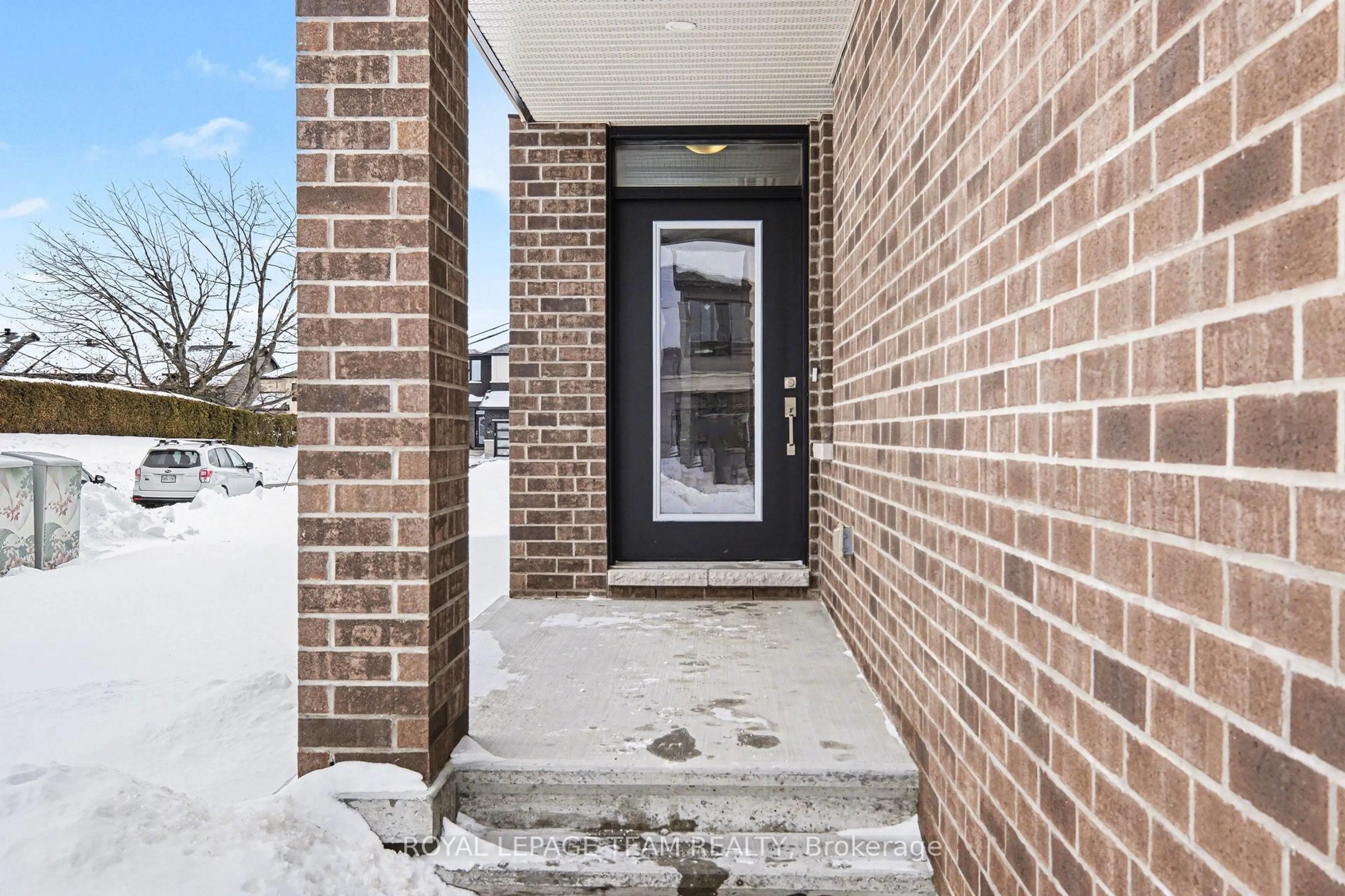 Indoor entryway for 329 Whitham Cres, North Grenville Ontario K0G 1J0