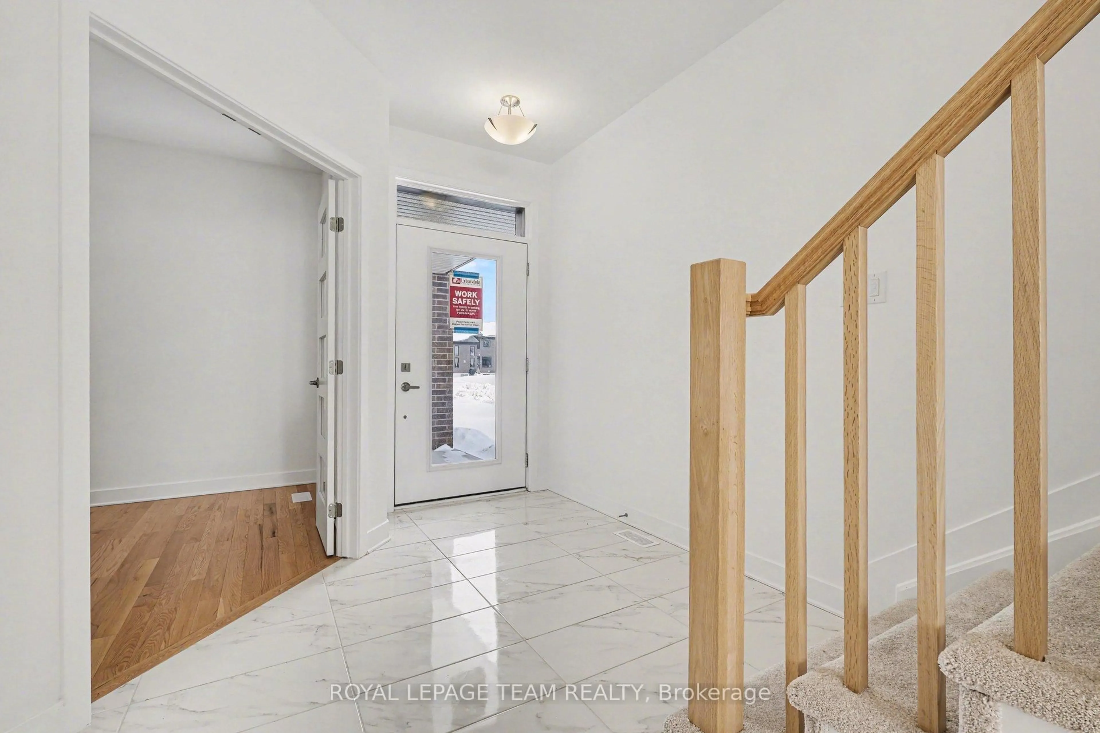 Indoor entryway for 329 Whitham Cres, North Grenville Ontario K0G 1J0