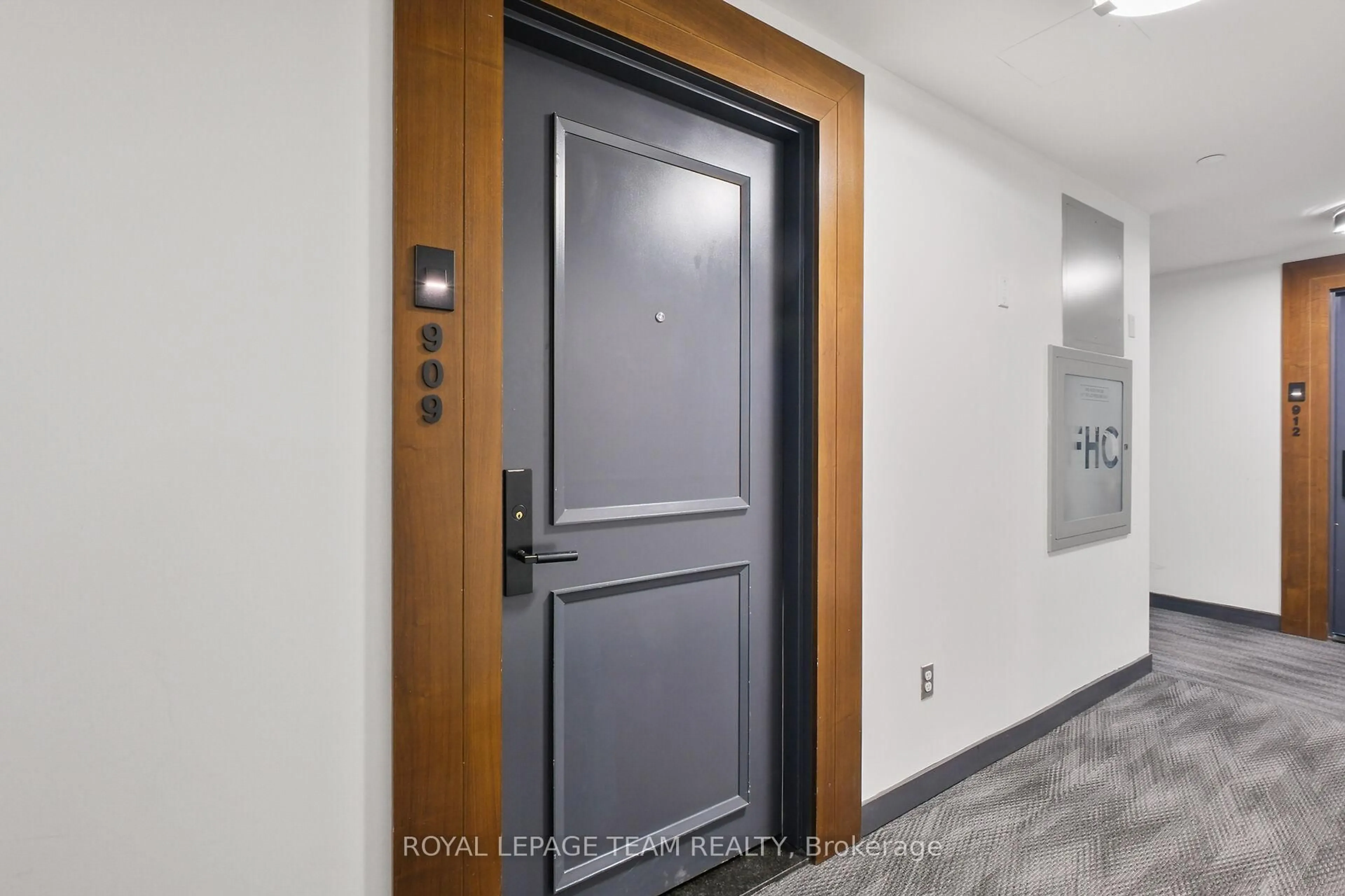 Indoor entryway for 255 Bay St #909, Ottawa Ontario K1R 0C5