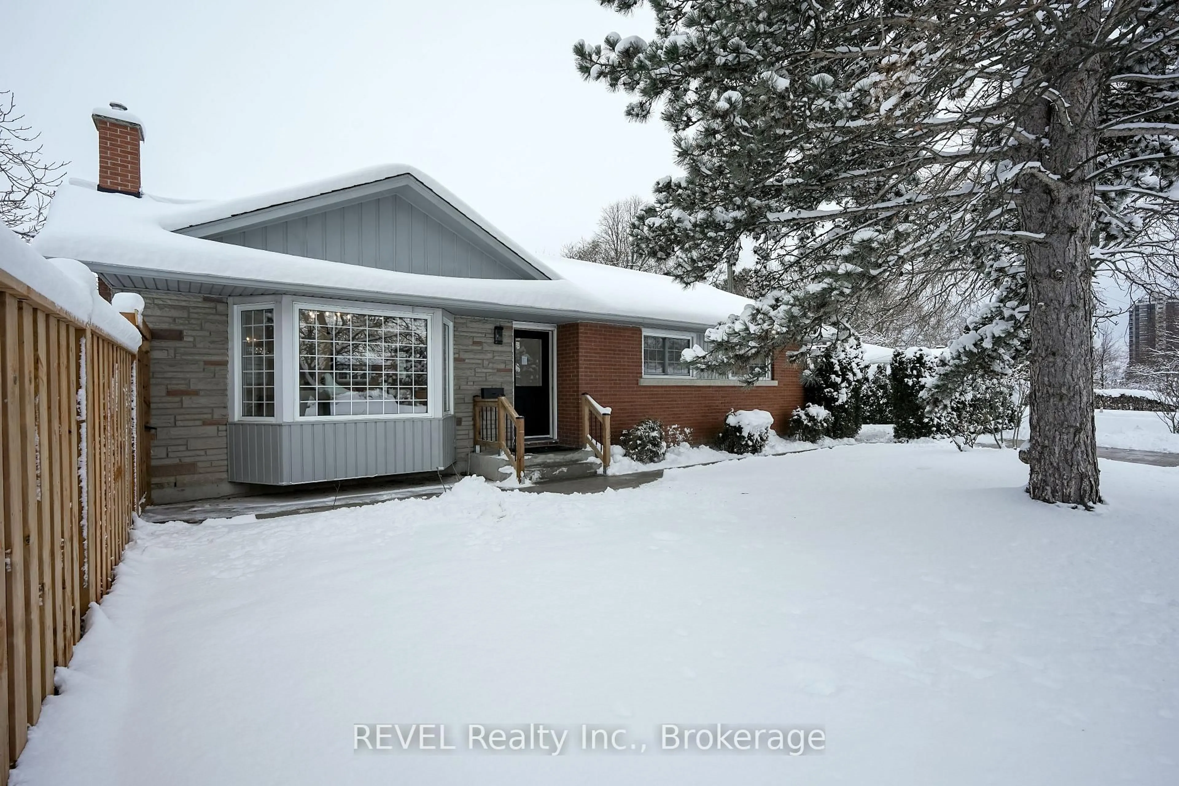 Home with vinyl exterior material, street for 26 Cullen Dr, St. Catharines Ontario L2T 3H1
