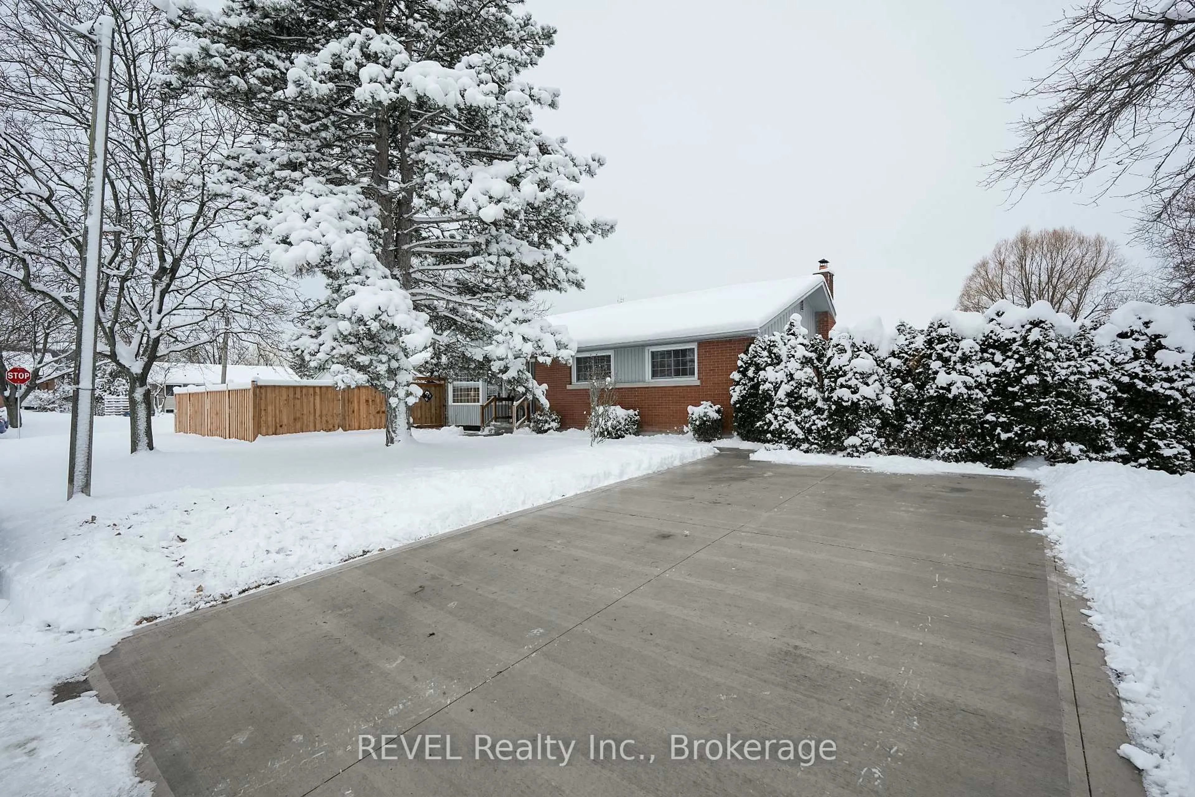 A pic from outside/outdoor area/front of a property/back of a property/a pic from drone, street for 26 Cullen Dr, St. Catharines Ontario L2T 3H1