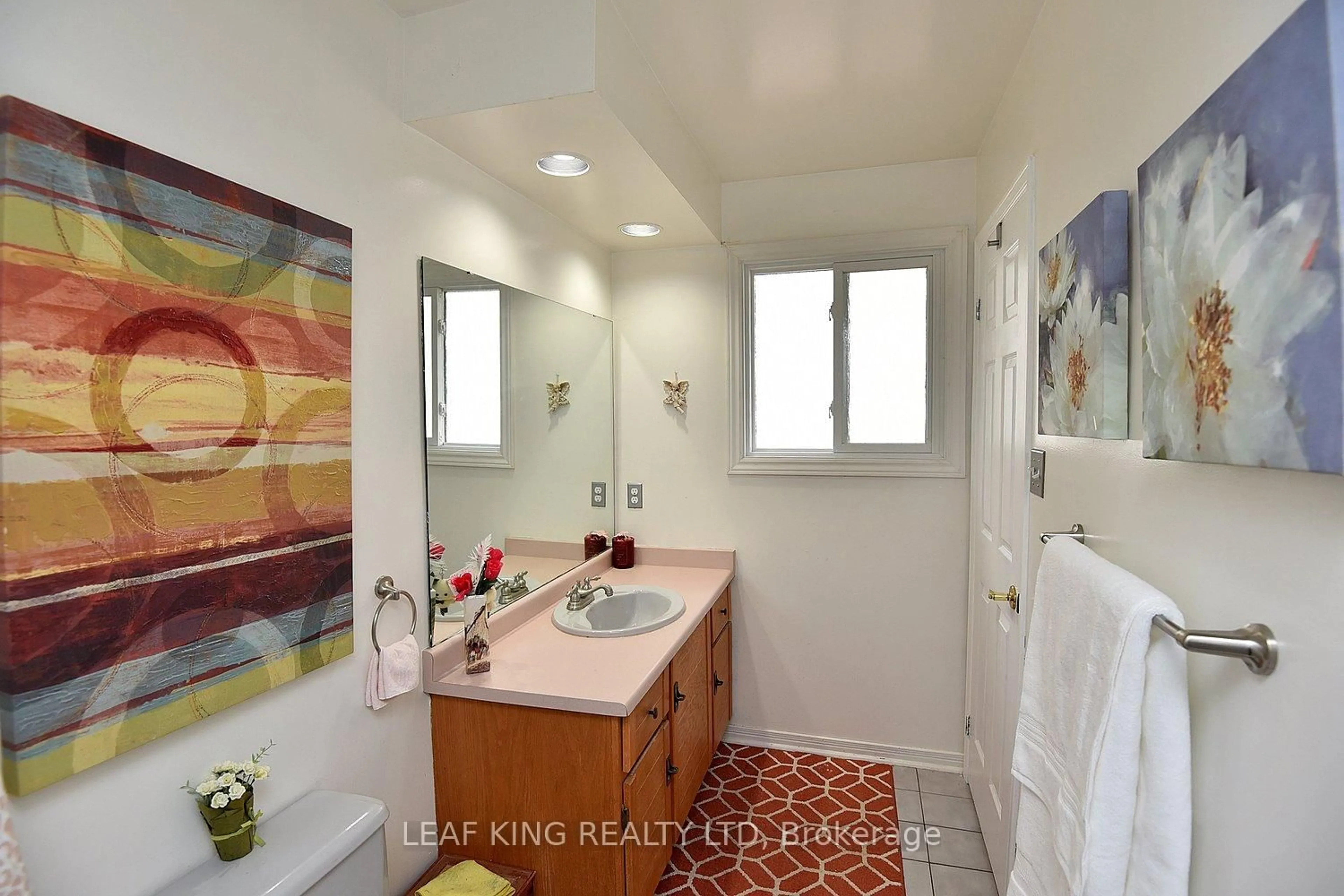 Standard bathroom, ceramic/tile floor for 43 Niska Dr, Hamilton Ontario L0R 2H3