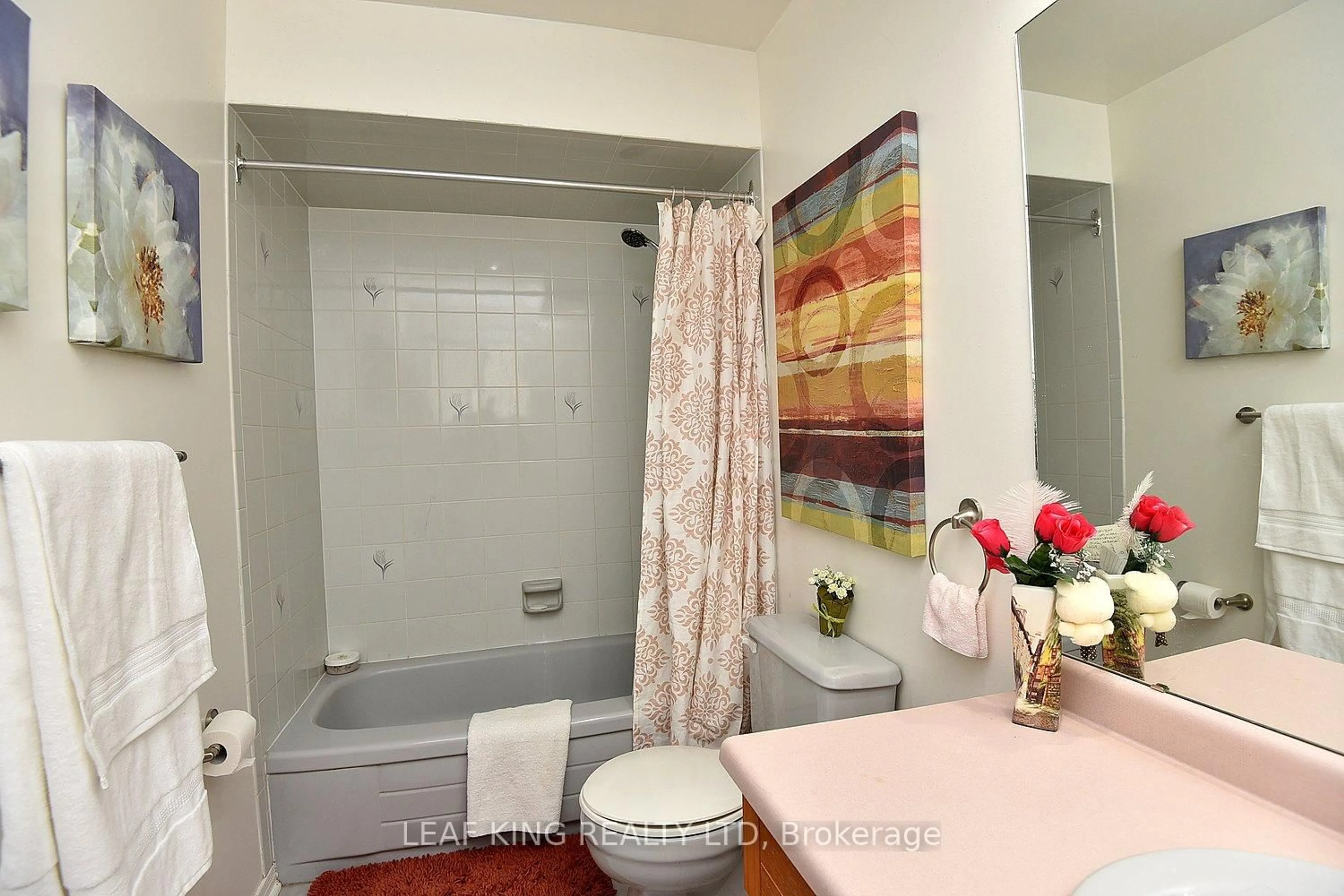 Standard bathroom, ceramic/tile floor for 43 Niska Dr, Hamilton Ontario L0R 2H3