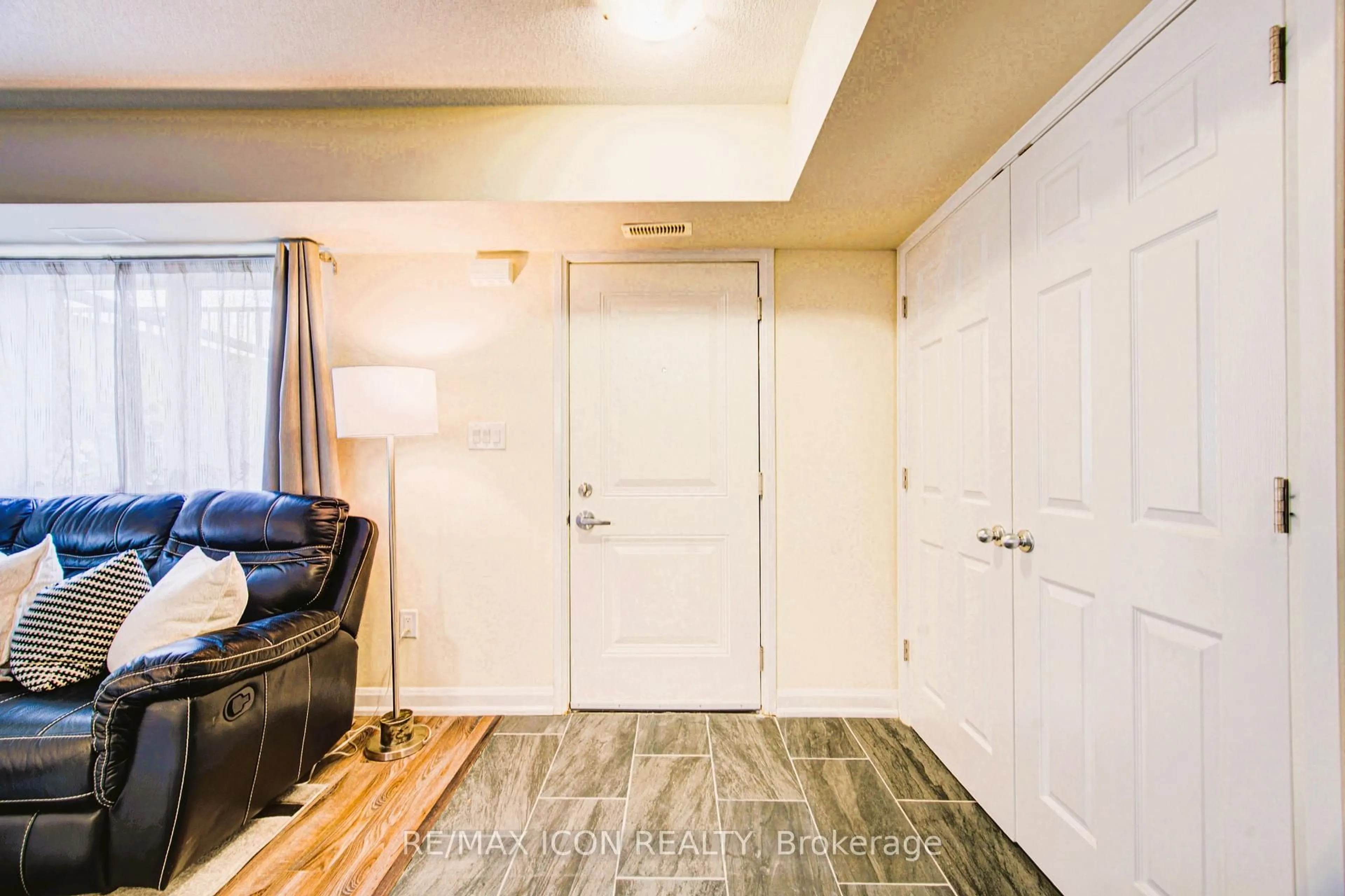 Indoor entryway for 350 Fisher Mills Rd #29, Cambridge Ontario N3C 0G8