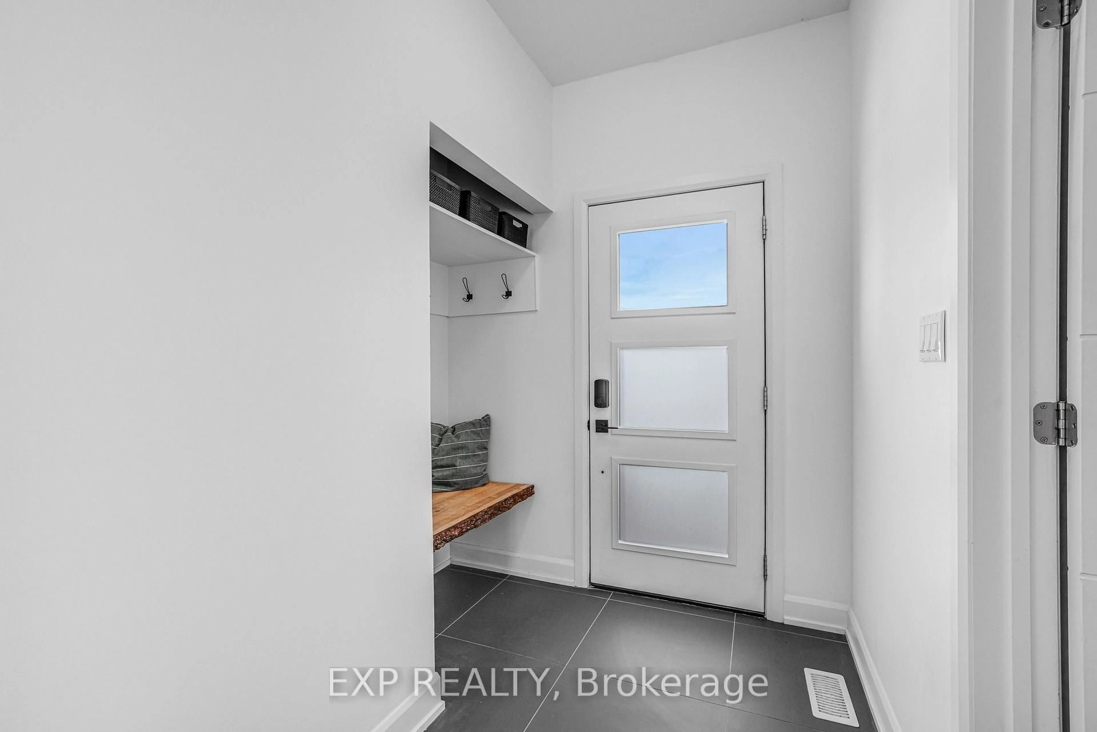 Indoor entryway for 441 Arora Cres, North Dundas Ontario K0C 2K0