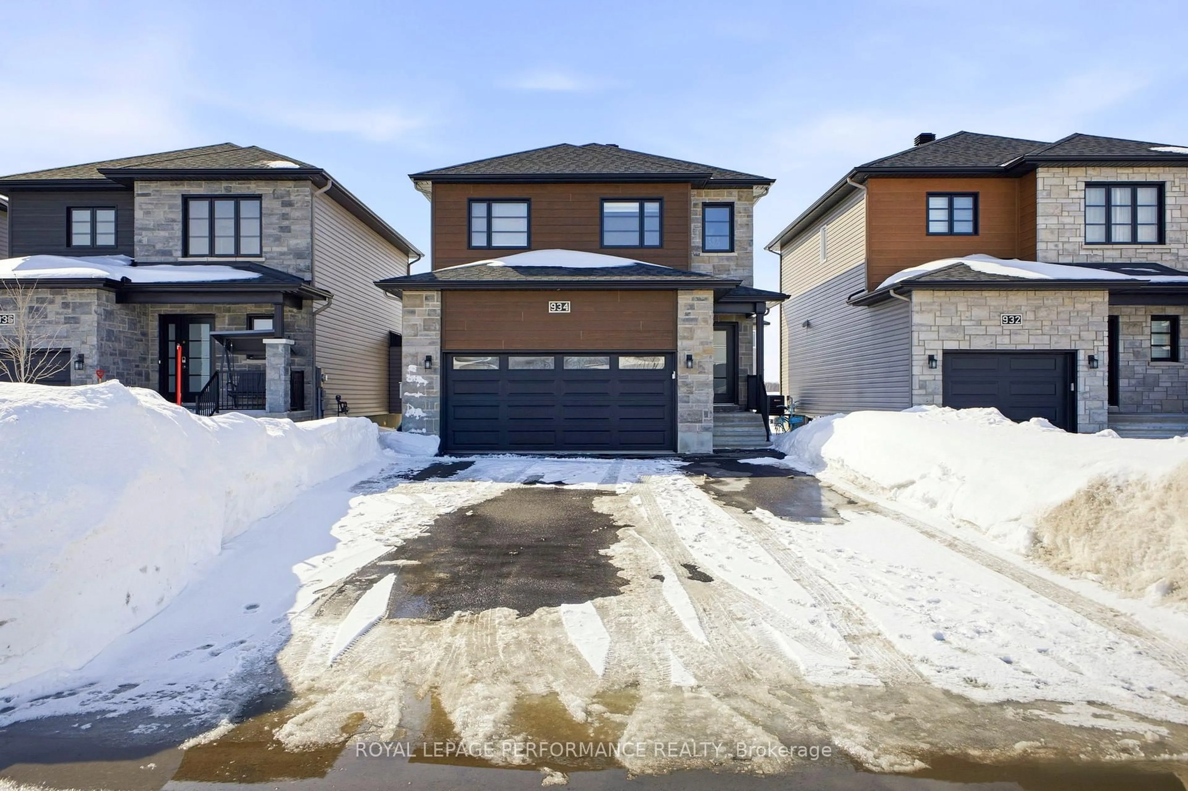 A pic from outside/outdoor area/front of a property/back of a property/a pic from drone, street for 934 Chablis Cres, Russell Ontario K0A 1W0