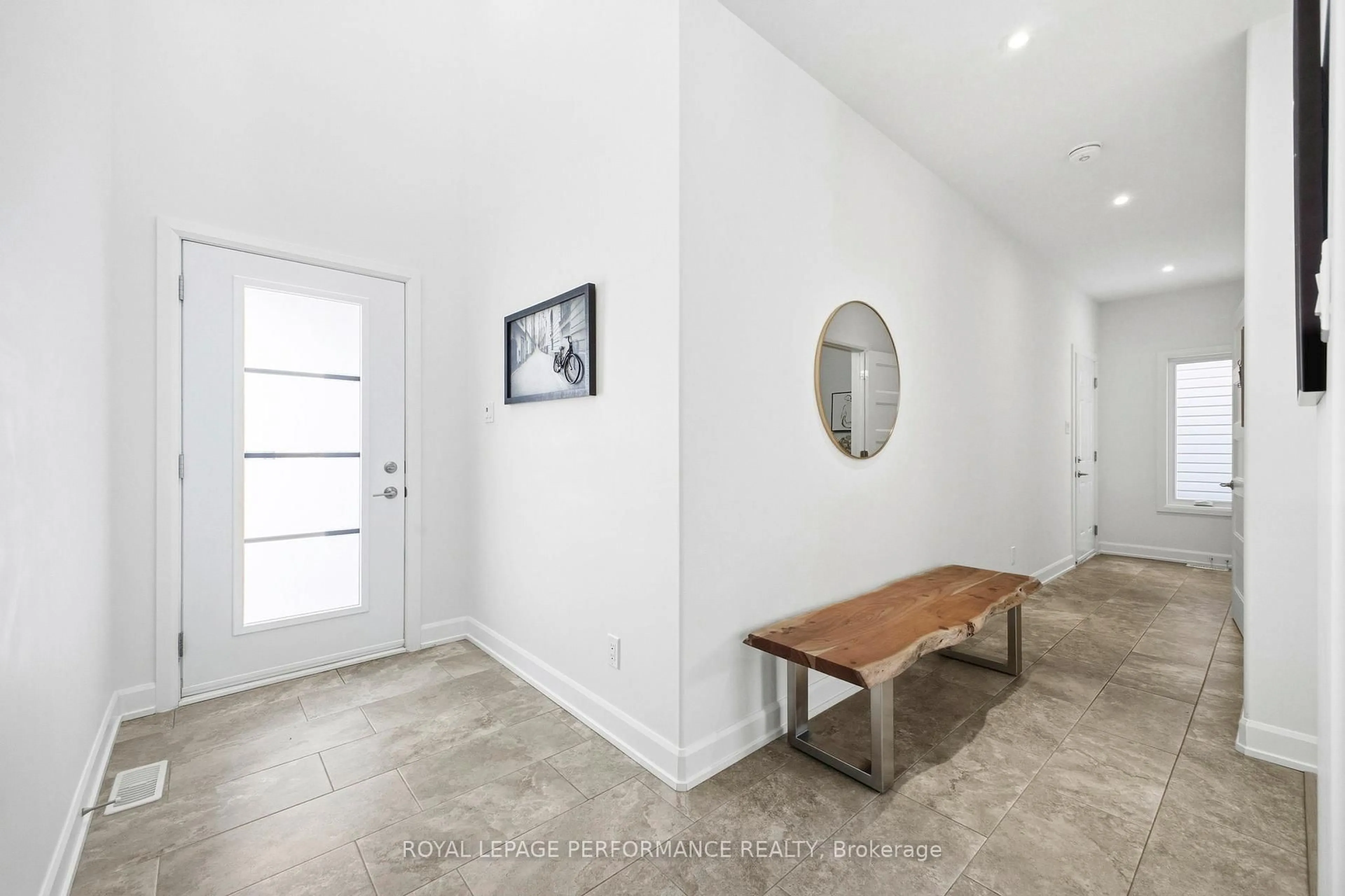 Indoor entryway for 934 Chablis Cres, Russell Ontario K0A 1W0