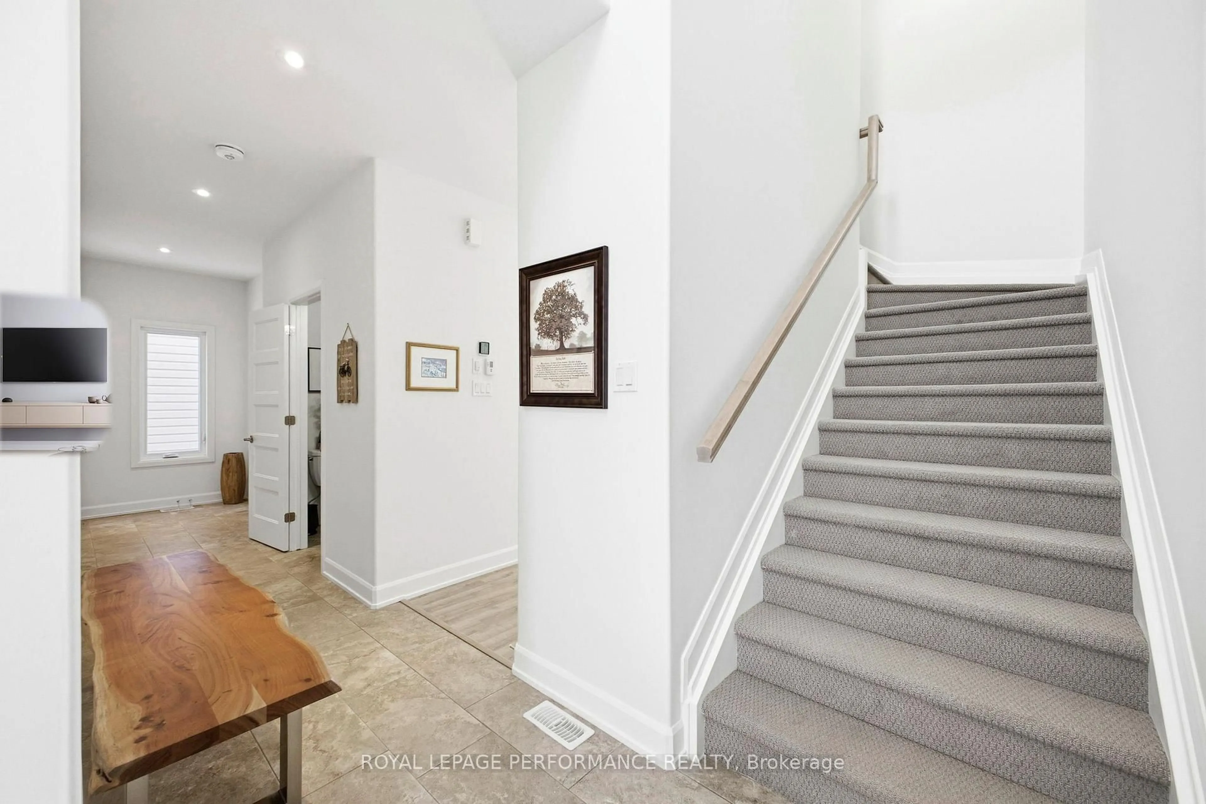 Indoor foyer for 934 Chablis Cres, Russell Ontario K0A 1W0