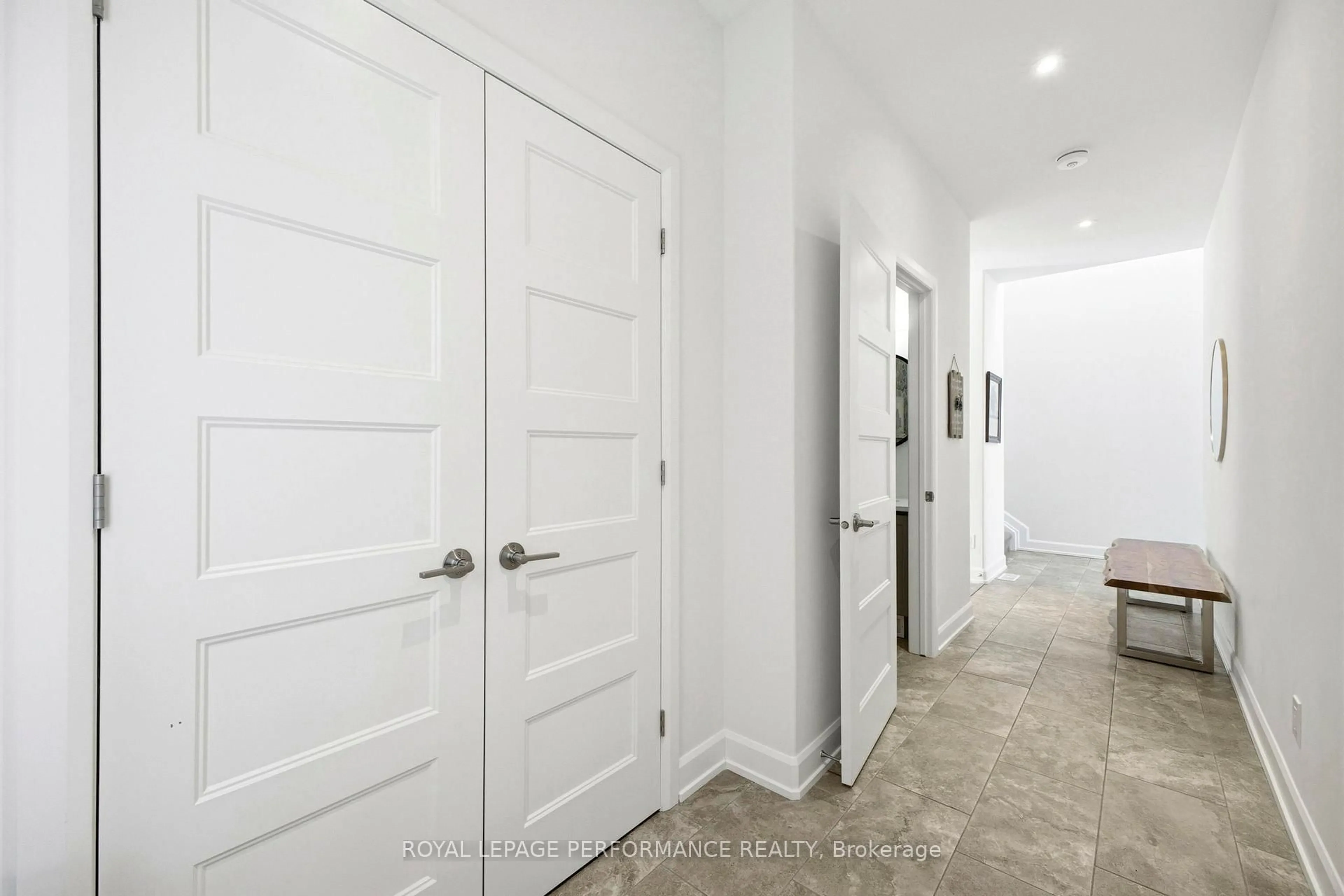 Indoor entryway for 934 Chablis Cres, Russell Ontario K0A 1W0