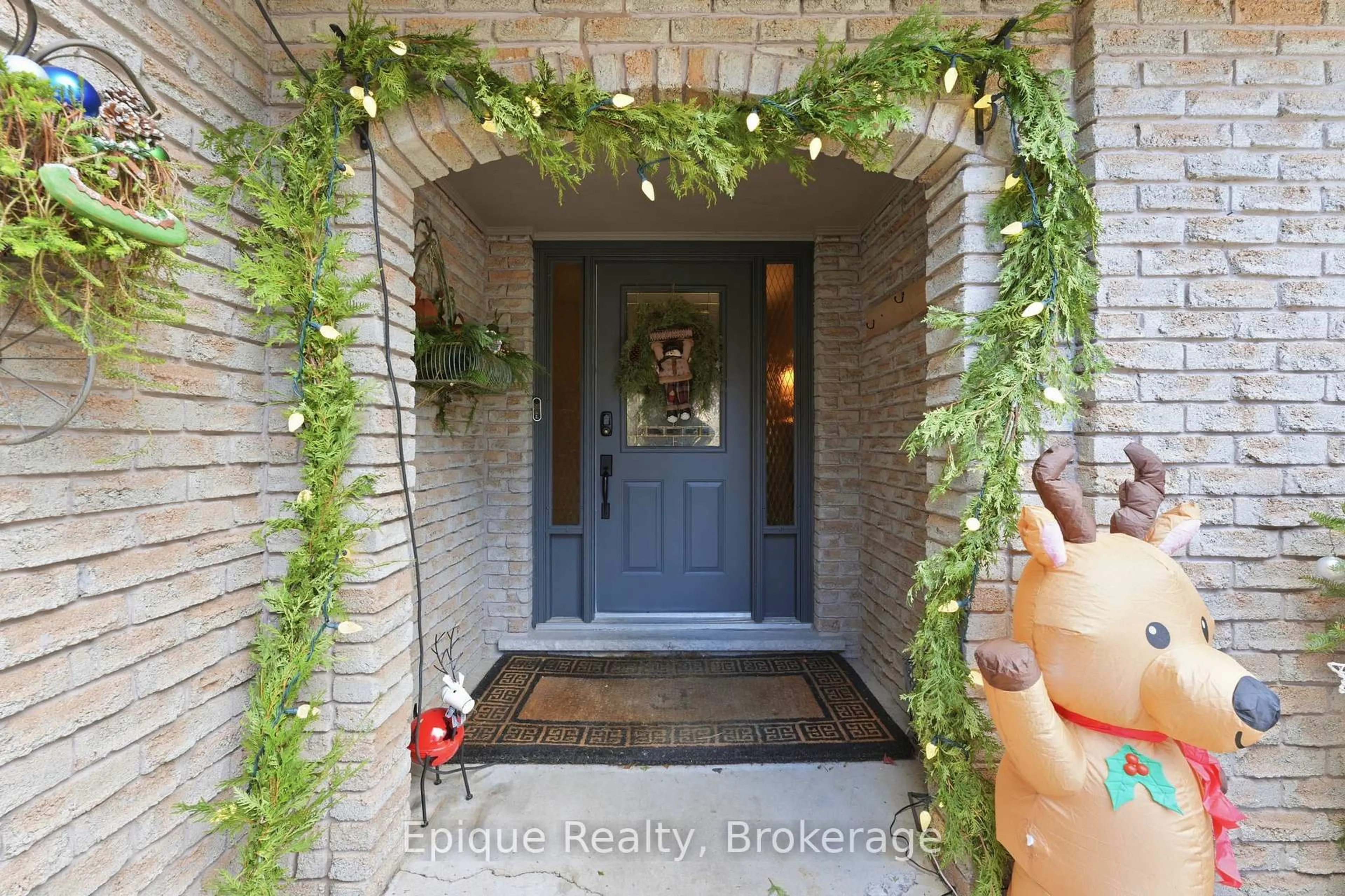 Indoor entryway for 235 Concession 11 Rd, Hamilton Ontario L8B 1H7