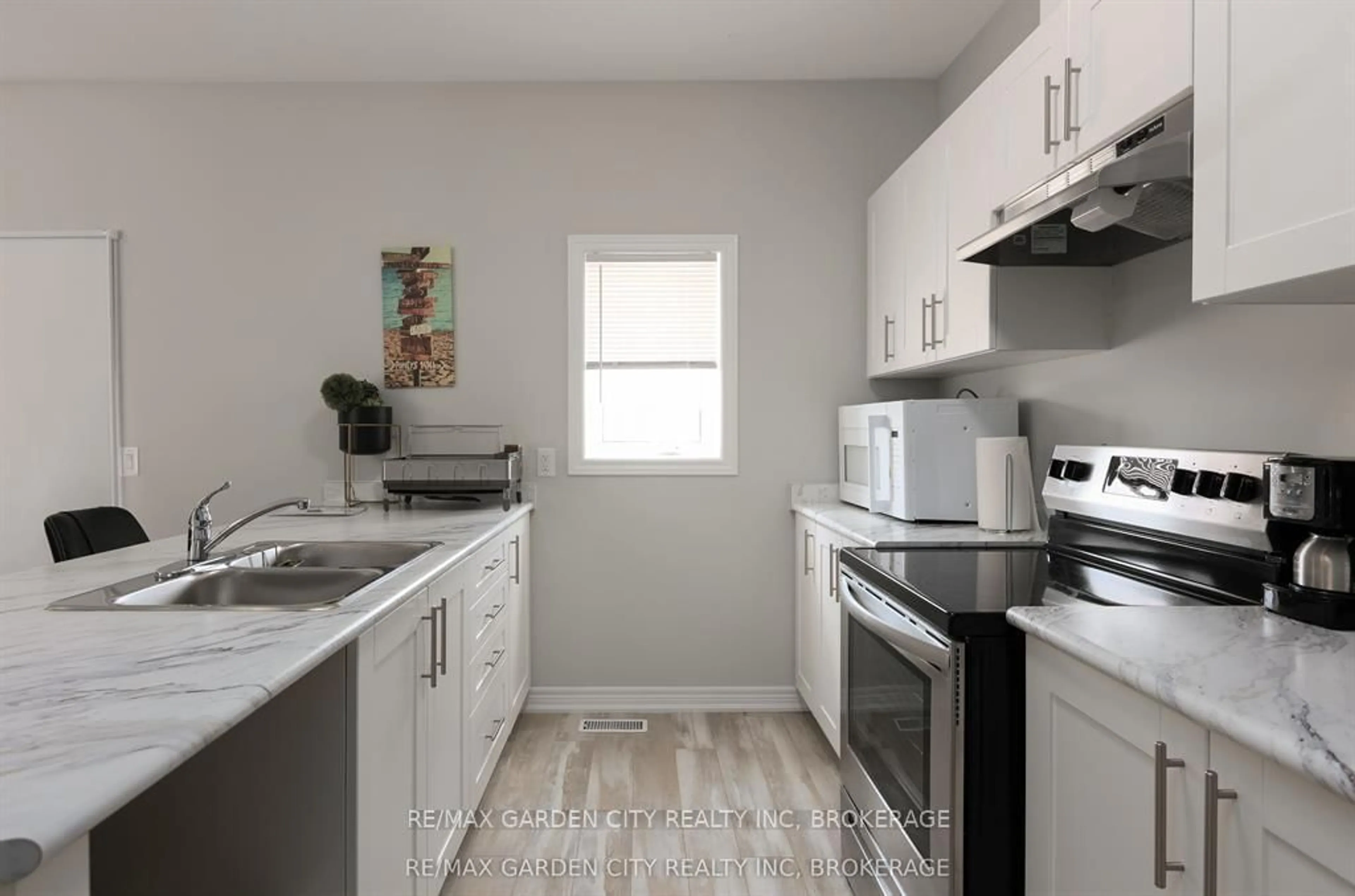 Standard kitchen, unknown for 33 Bounty Ave, Thorold Ontario L2V 0H3