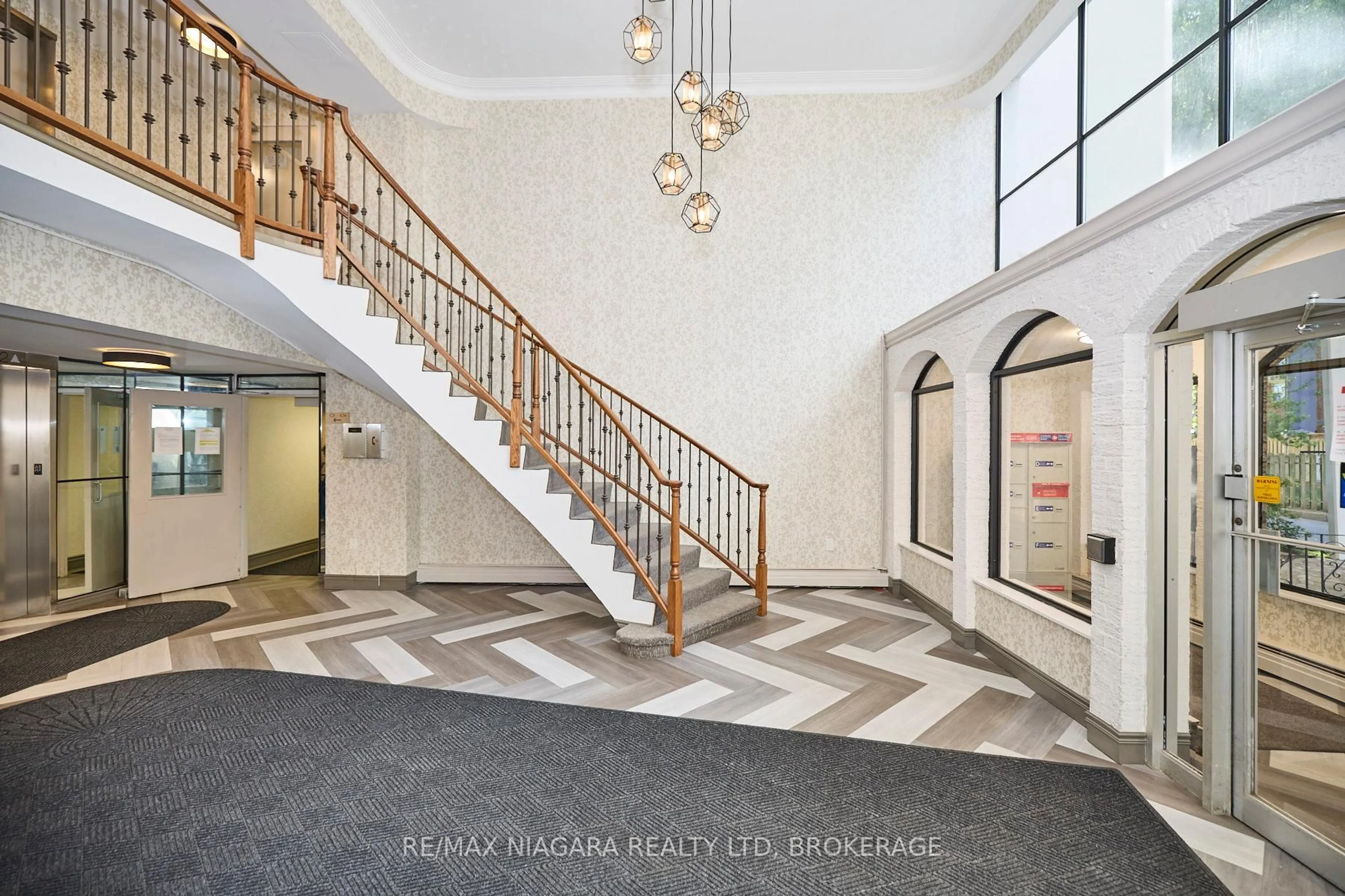 Indoor foyer for 359 Geneva St #710, St. Catharines Ontario L2N 2G5