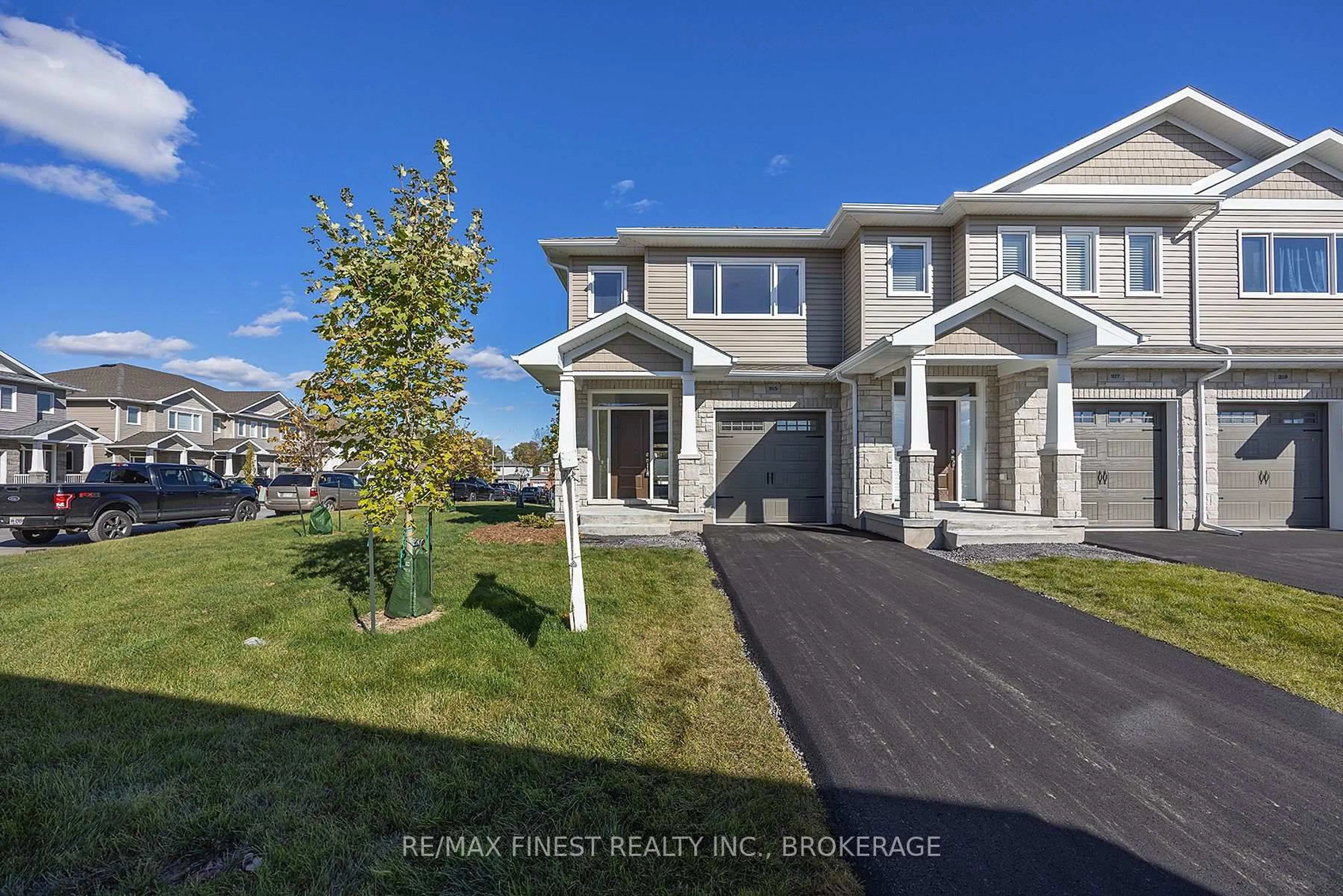 A pic from outside/outdoor area/front of a property/back of a property/a pic from drone, street for 215 HERITAGE PARK Dr, Greater Napanee Ontario K7R 3Y1