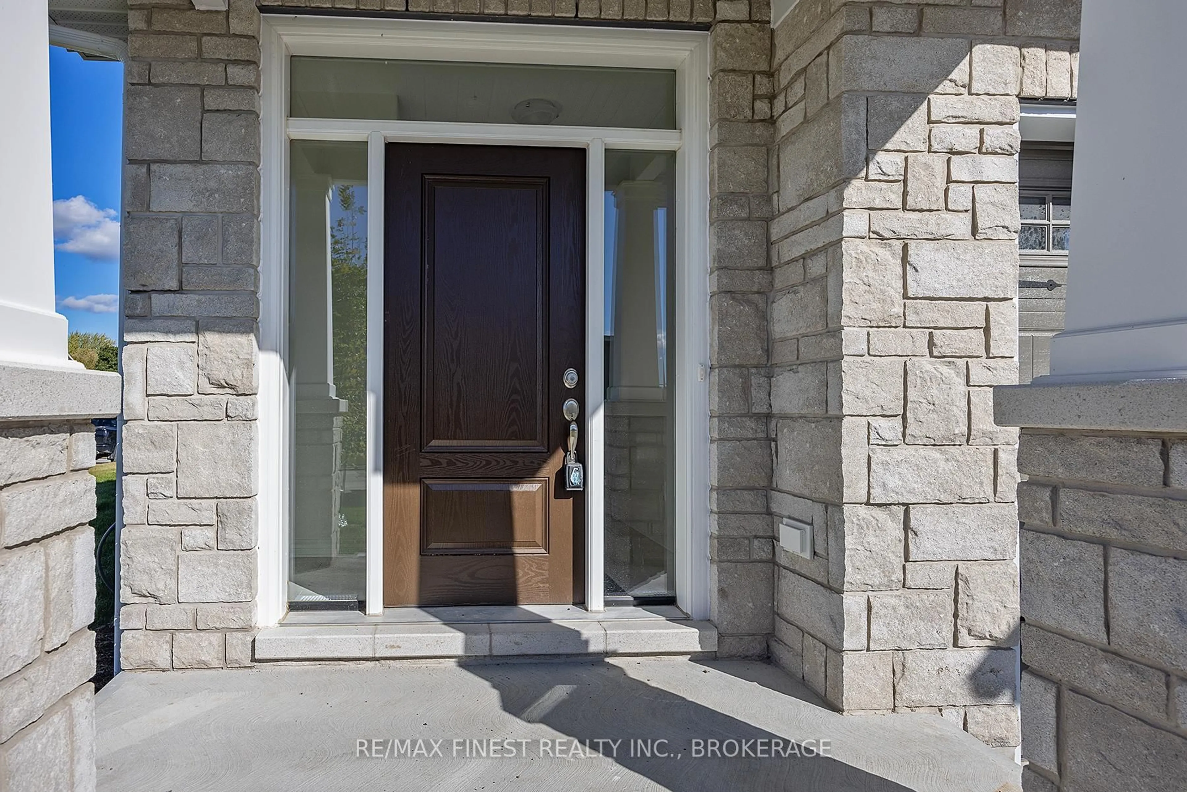 Indoor entryway for 215 HERITAGE PARK Dr, Greater Napanee Ontario K7R 3Y1