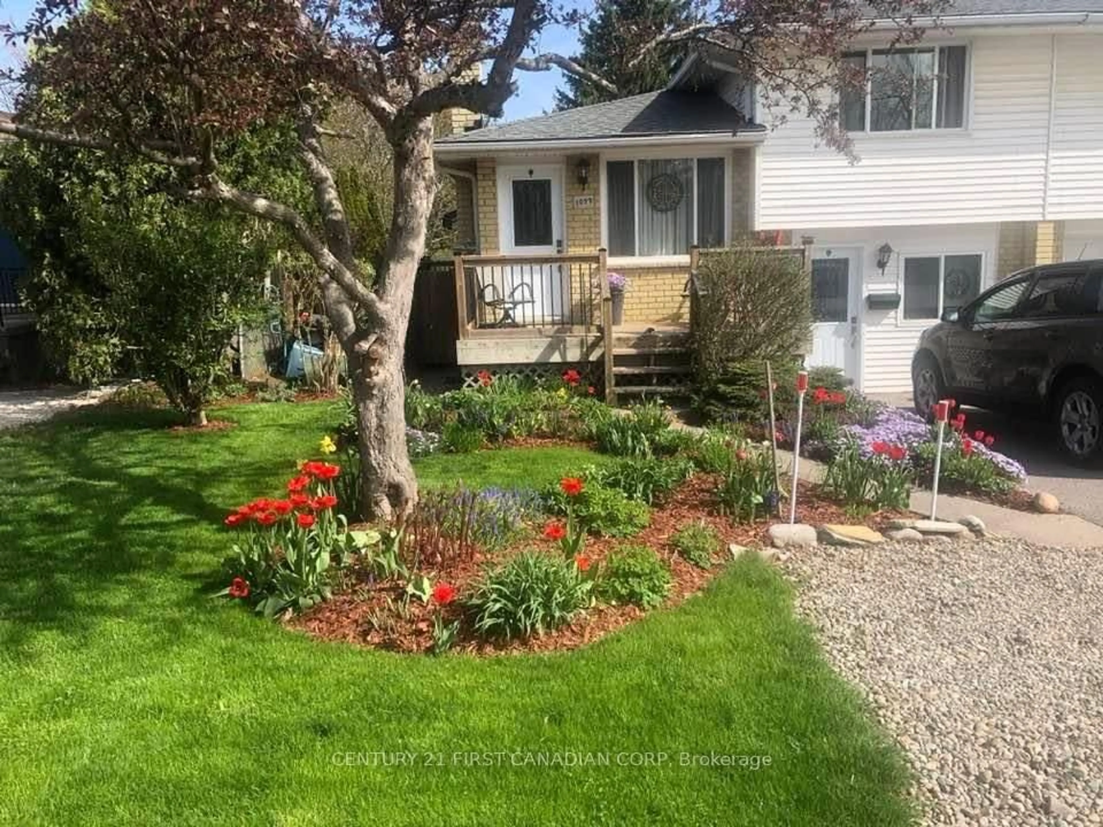 A pic from outside/outdoor area/front of a property/back of a property/a pic from drone, street for 1099 Byron Baseline Rd, London South Ontario N6K 2C7