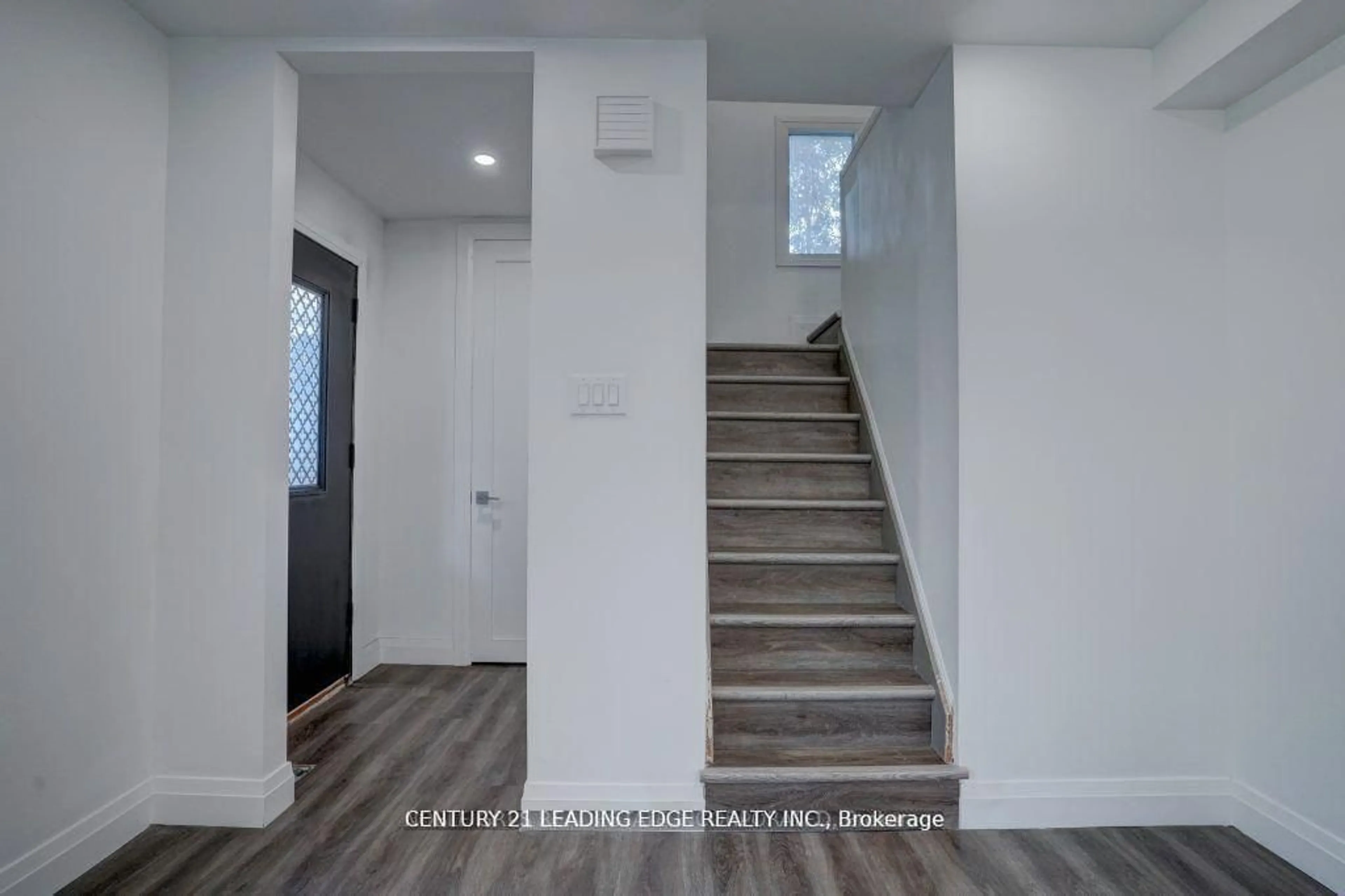 Indoor entryway for 18 Ritchie Ave, Belleville Ontario K8P 3V9