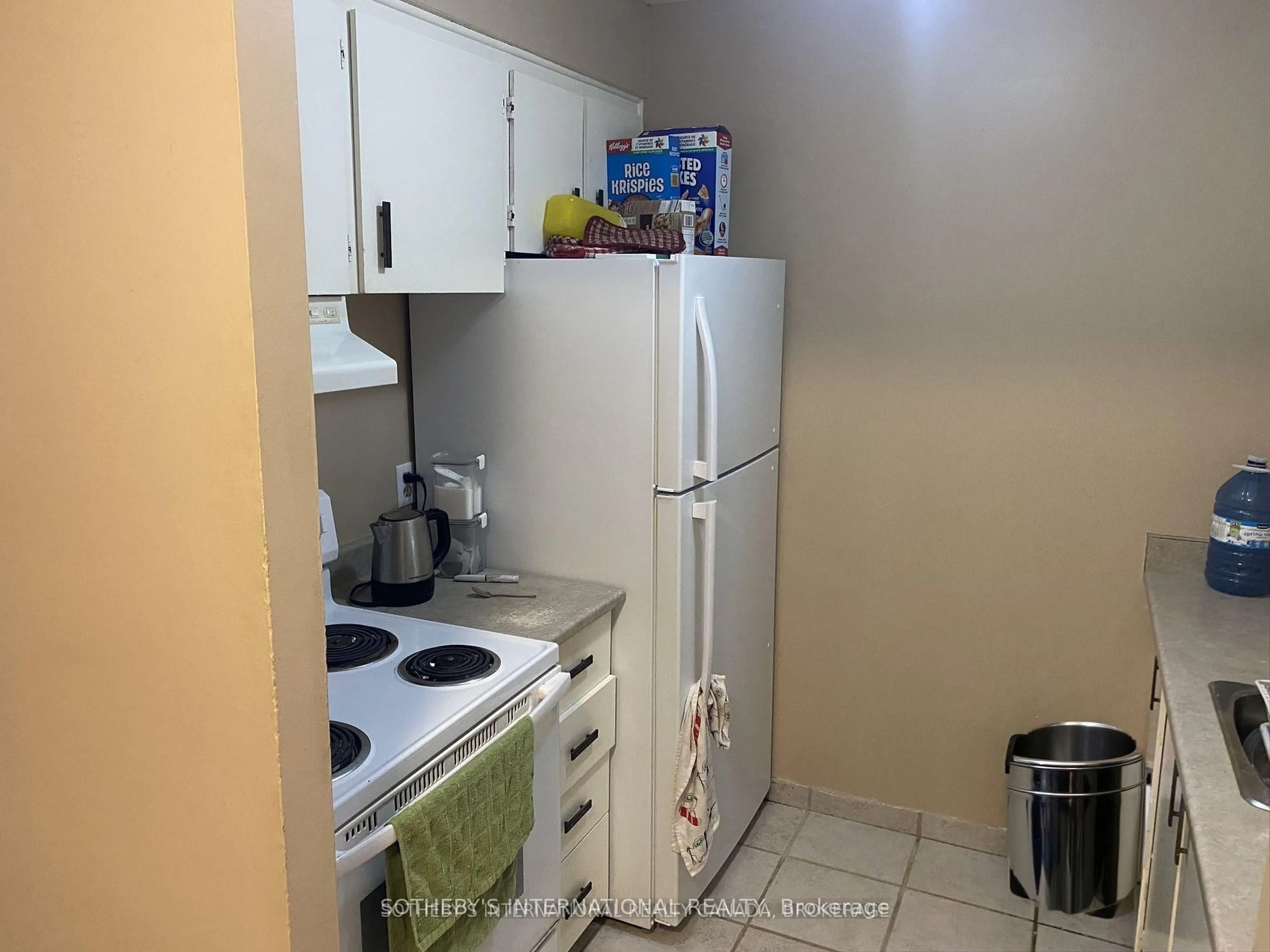 Standard kitchen, unknown for 810 Kyle Crt Crt #306, Brockville Ontario K6V 6H6