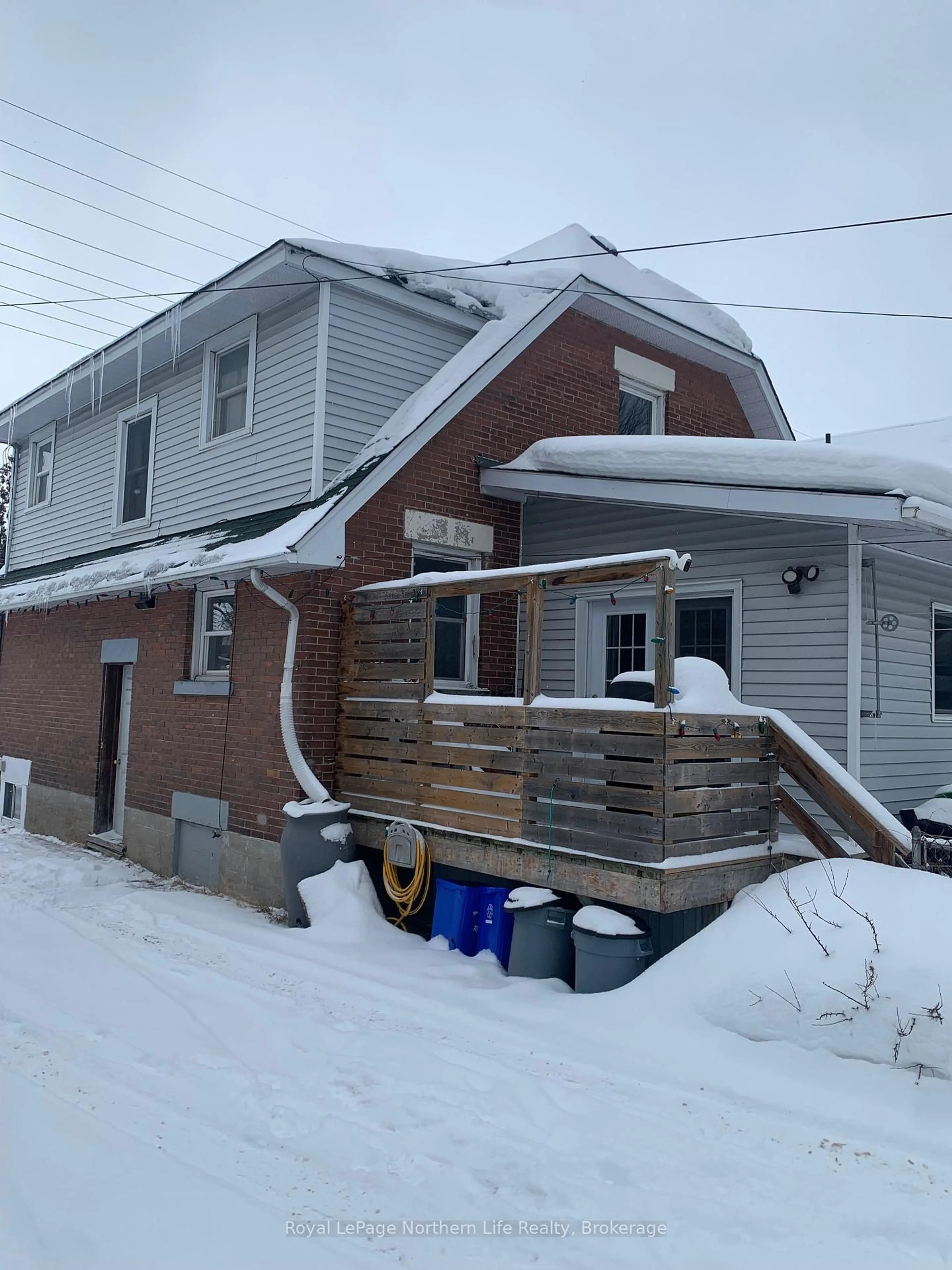 Home with brick exterior material, building for 356 WORTHINGTON St, North Bay Ontario P1B 3B6