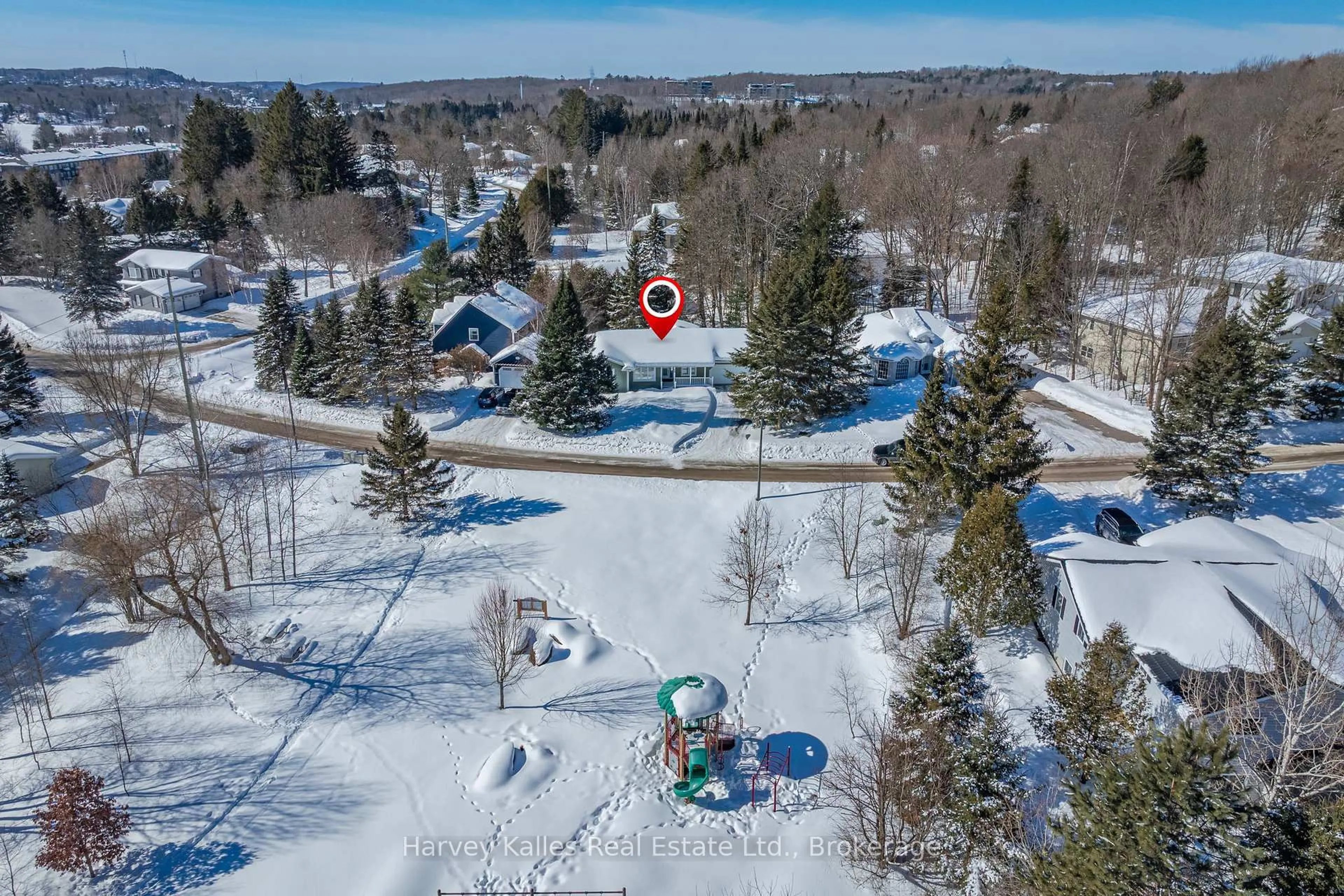 A pic from outside/outdoor area/front of a property/back of a property/a pic from drone, unknown for 29 Glenwood Dr, Huntsville Ontario P1H 1B6