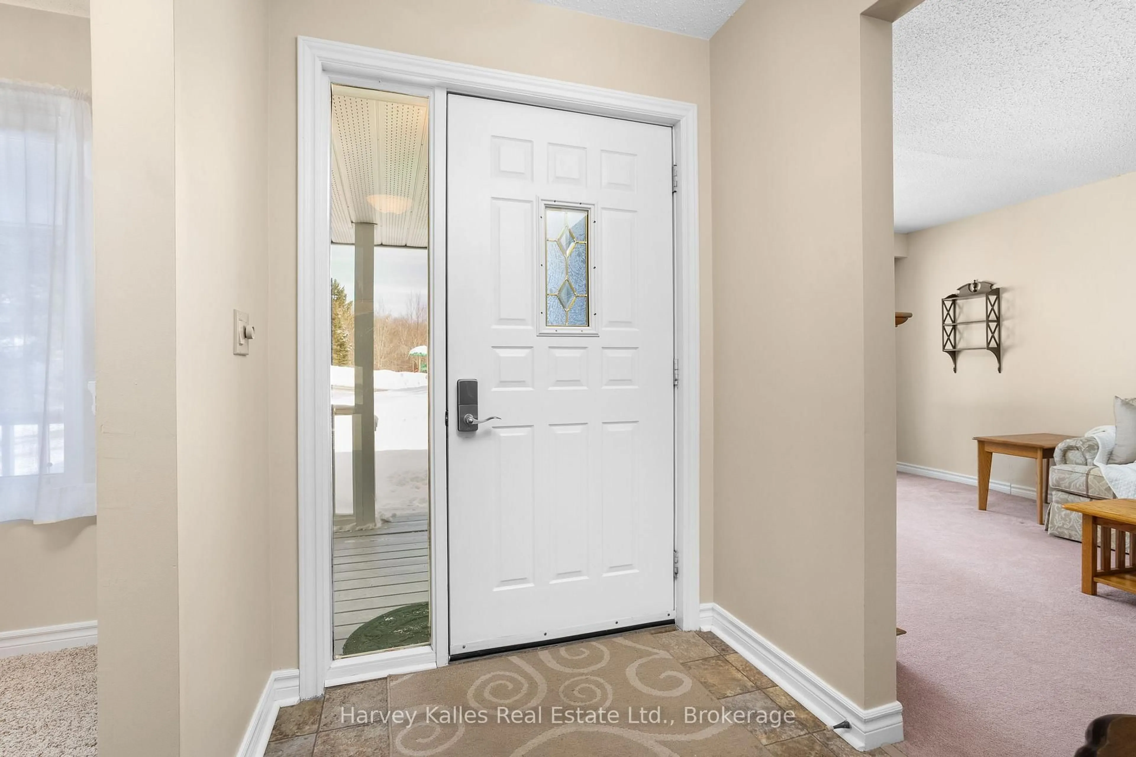 Indoor entryway for 29 Glenwood Dr, Huntsville Ontario P1H 1B6