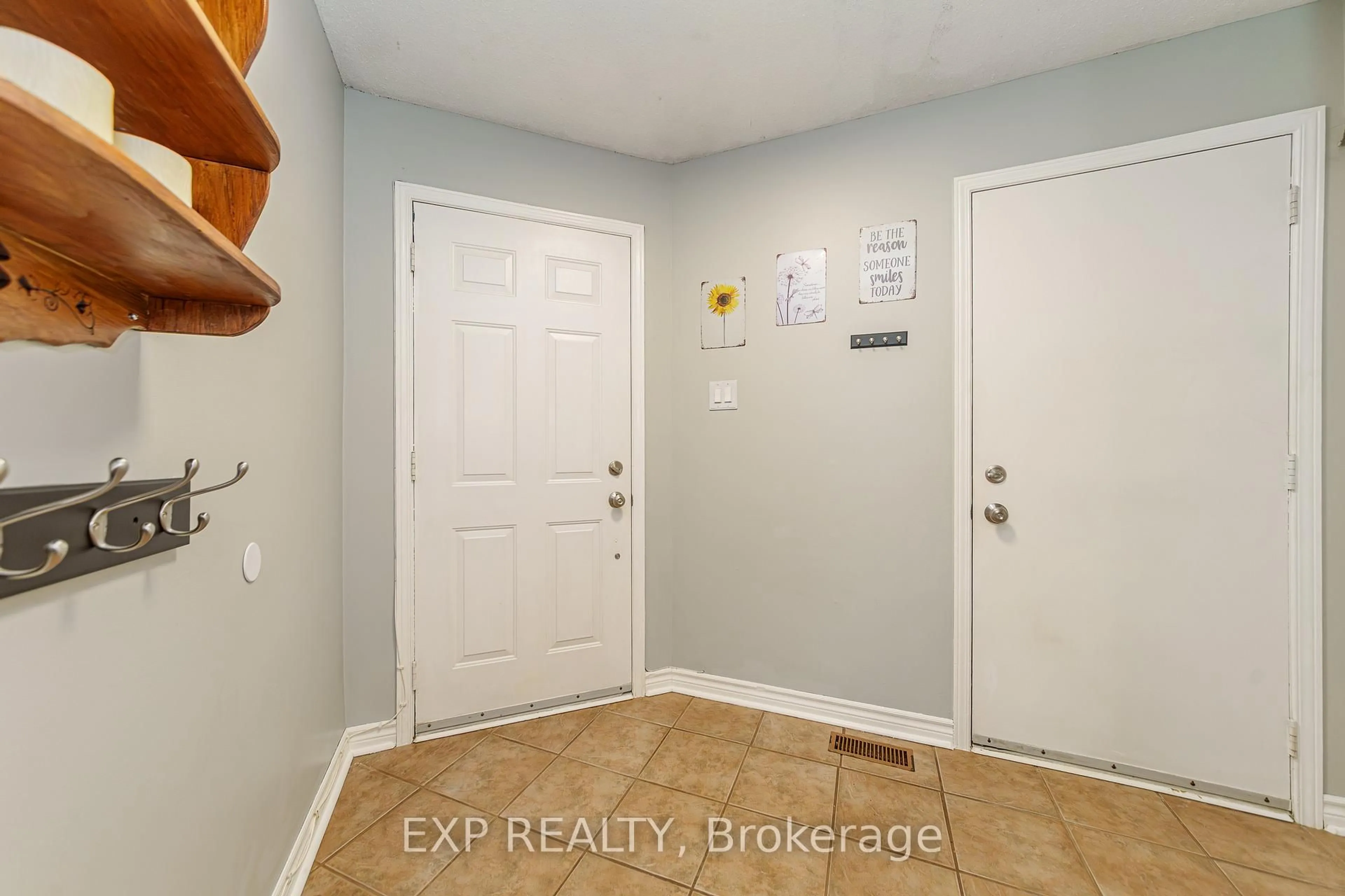 Indoor entryway for 157 Huntersfield Dr, Ottawa Ontario K1T 3M1