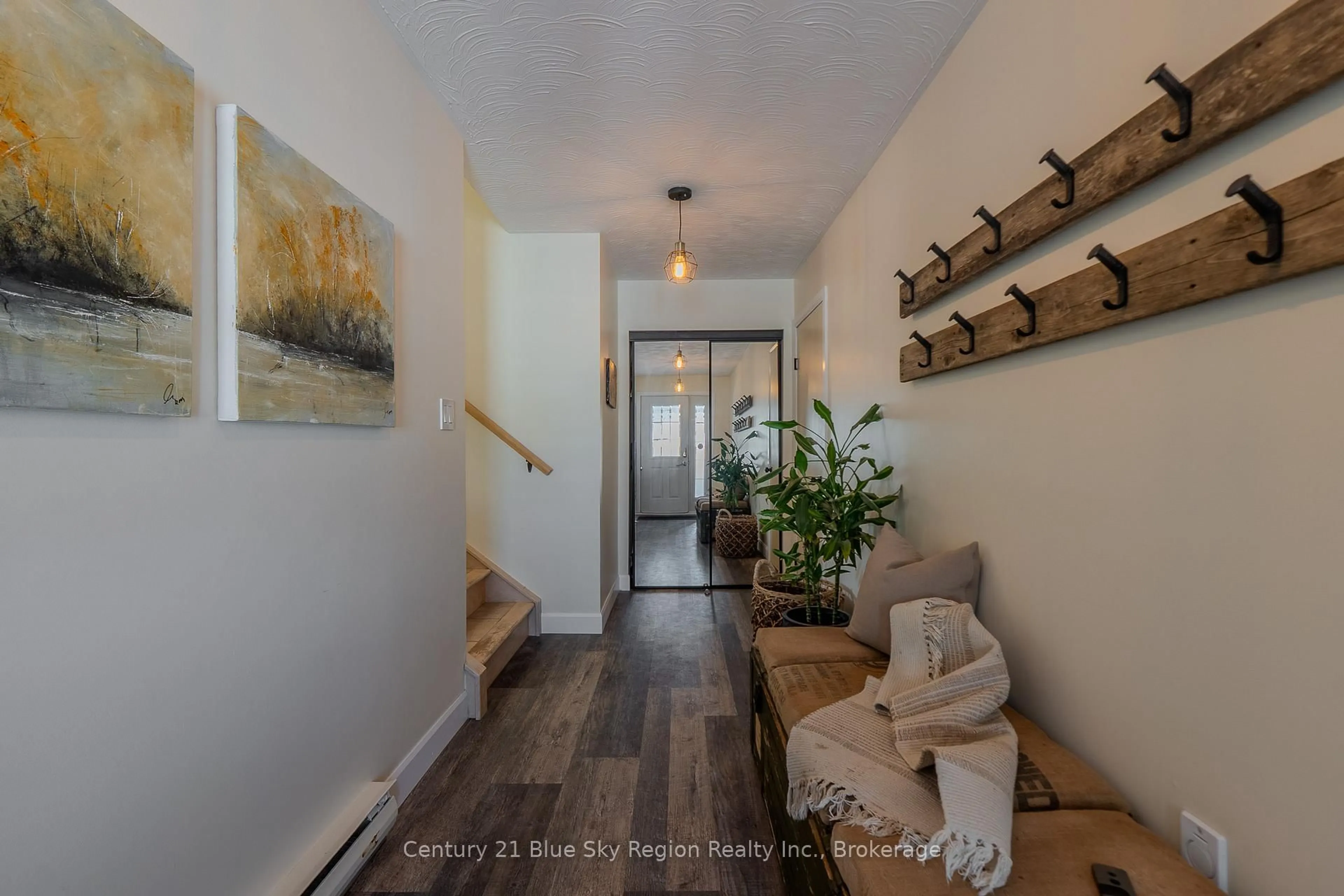 Indoor entryway for 90 Shallot Cres, North Bay Ontario P1A 3X3