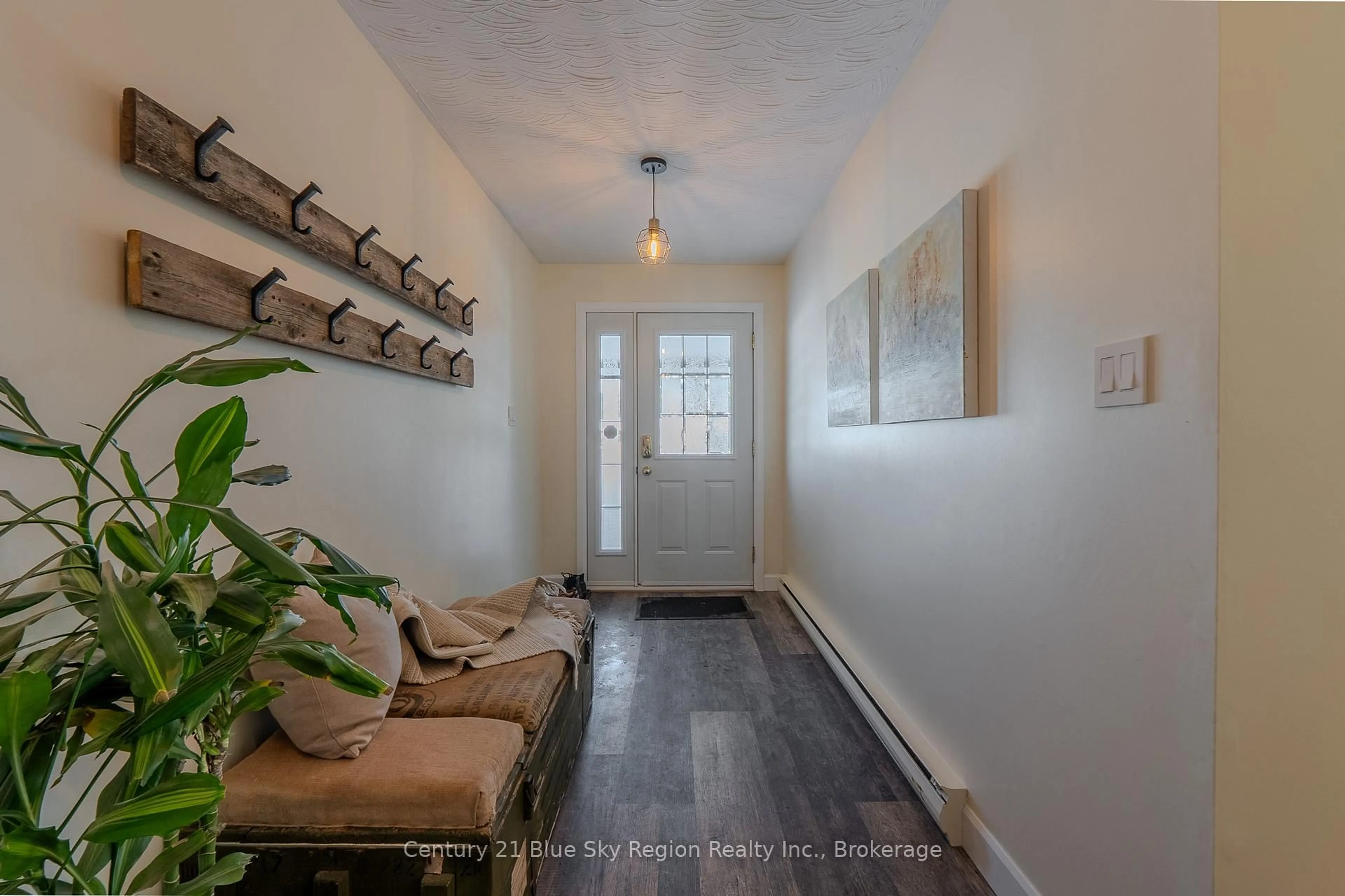 Indoor entryway for 90 Shallot Cres, North Bay Ontario P1A 3X3