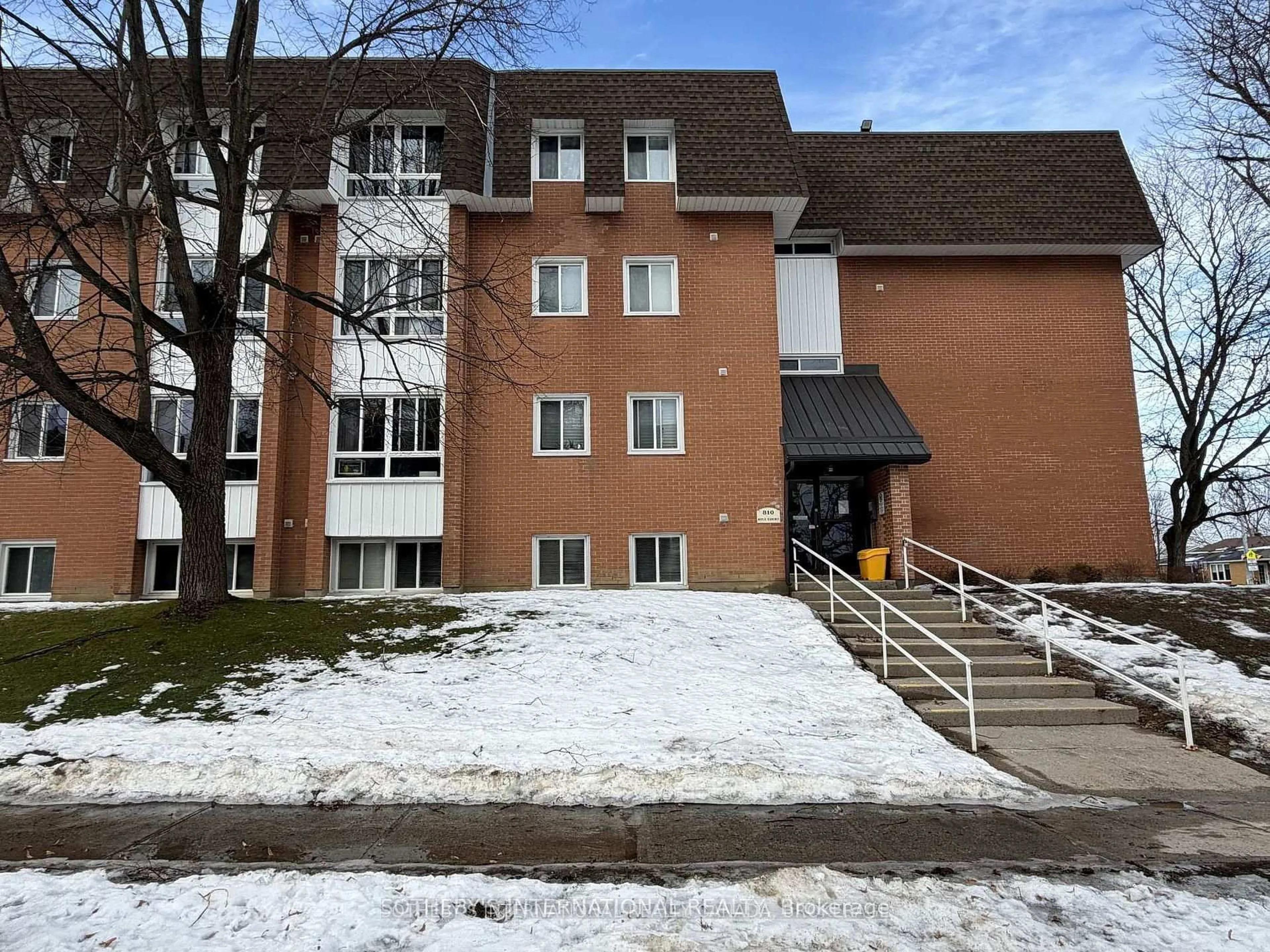 Indoor foyer for 810 Kyle Crt Crt #308, Brockville Ontario K6V 6H6