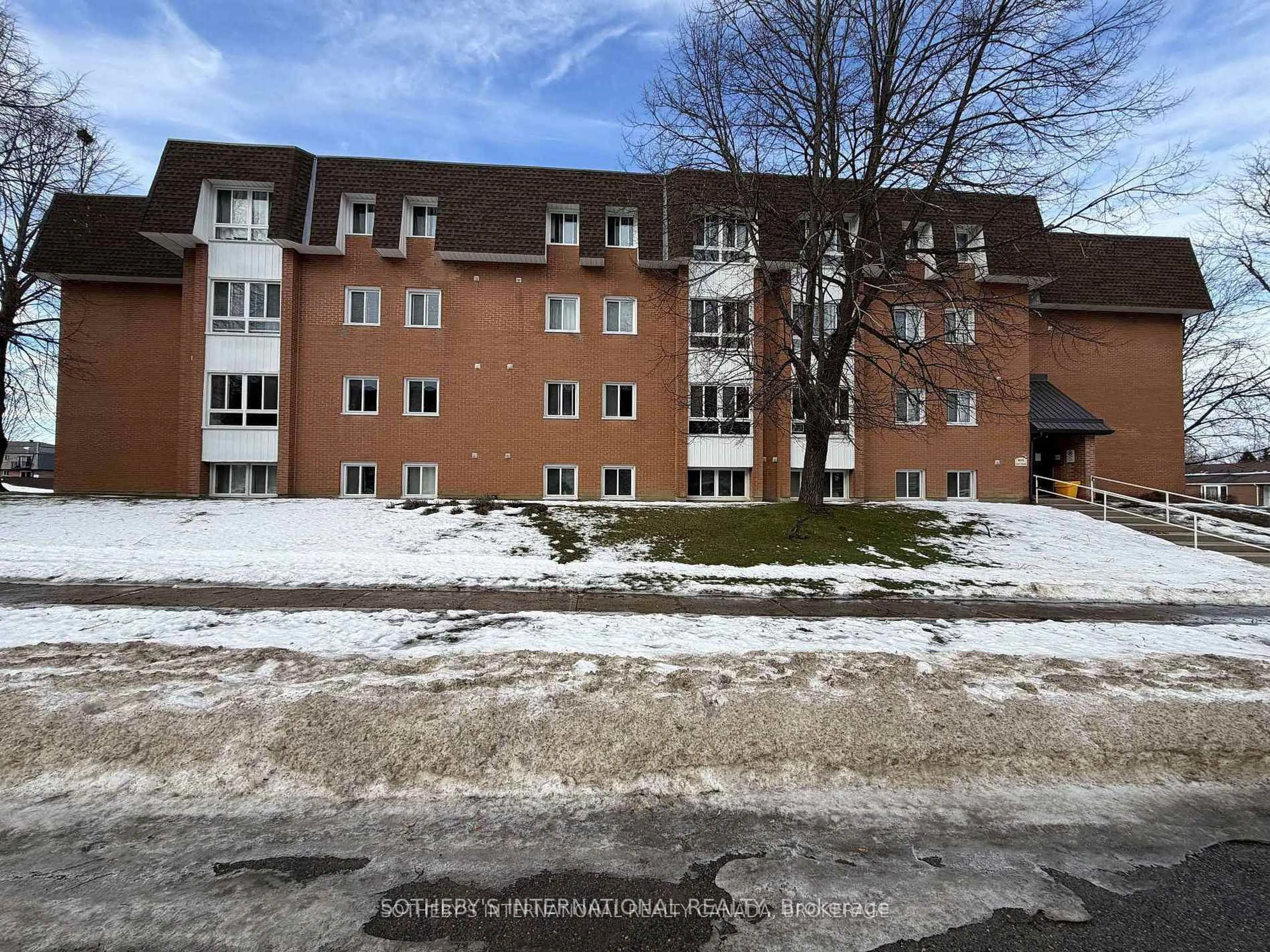 A pic from outside/outdoor area/front of a property/back of a property/a pic from drone, unknown for 810 Kyle Crt Crt #308, Brockville Ontario K6V 6H6