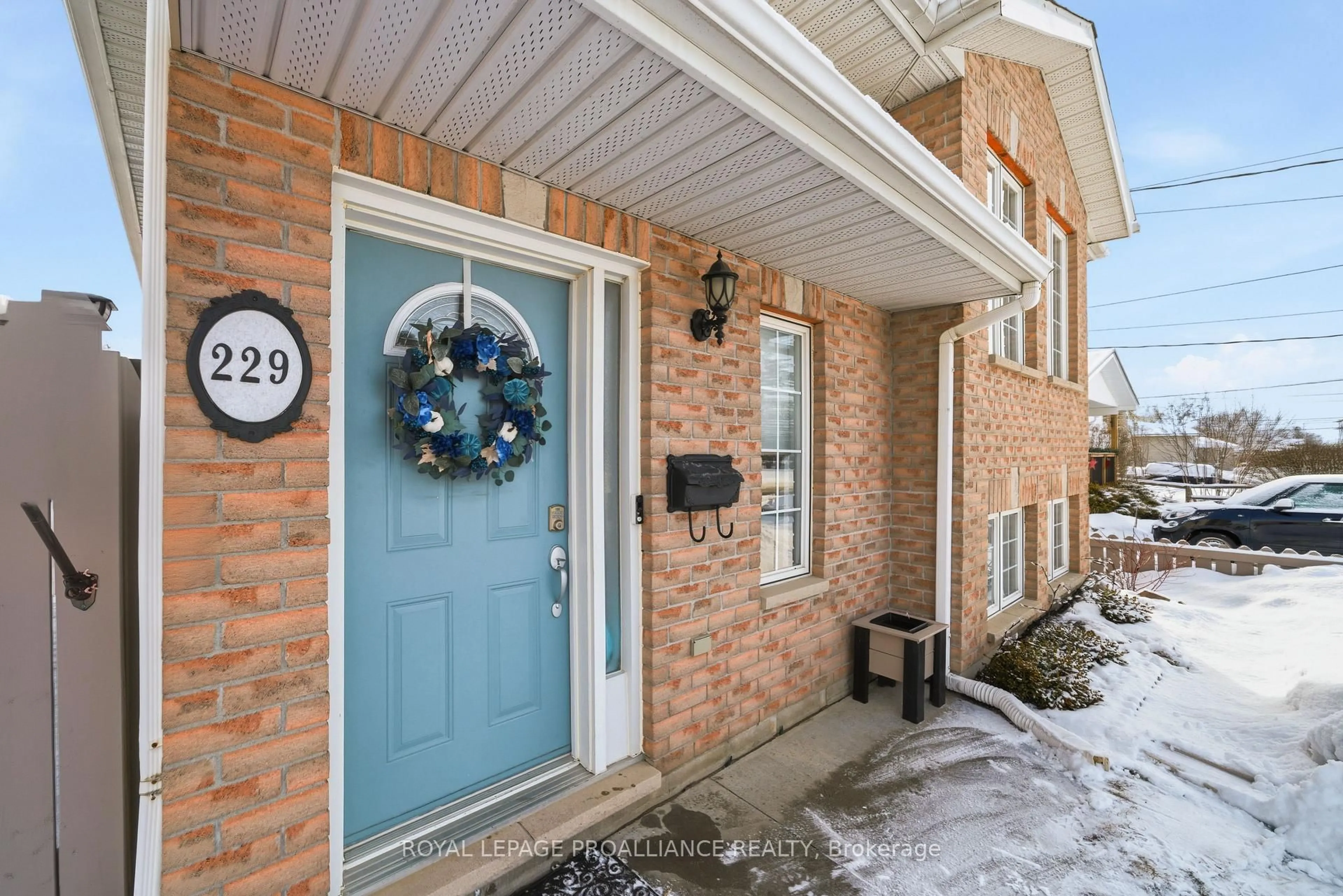 Indoor entryway for 229 West St, Quinte West Ontario K8V 2N1