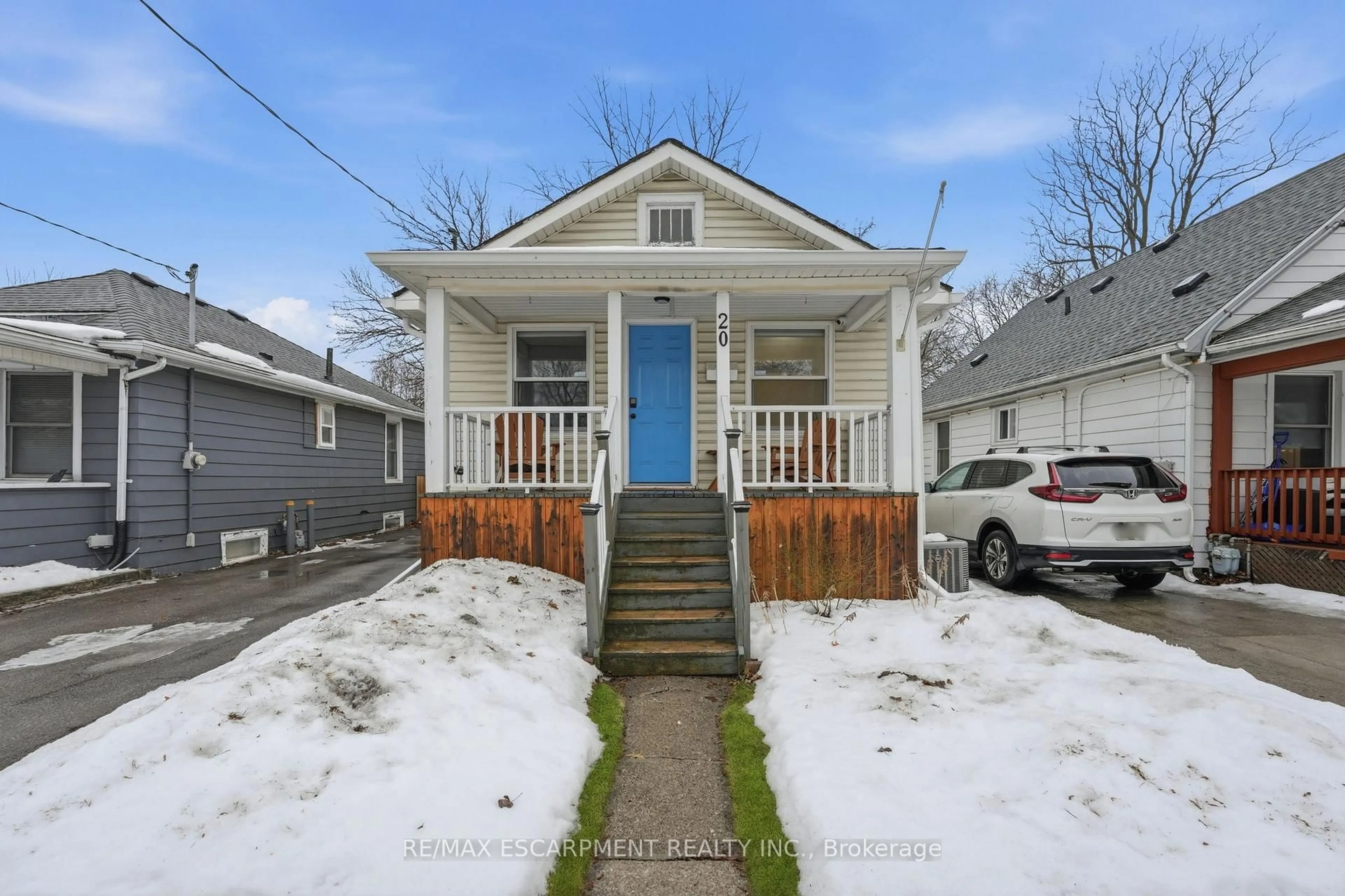 A pic from outside/outdoor area/front of a property/back of a property/a pic from drone, street for 20 Trapnell St, St. Catharines Ontario L2R 1A9