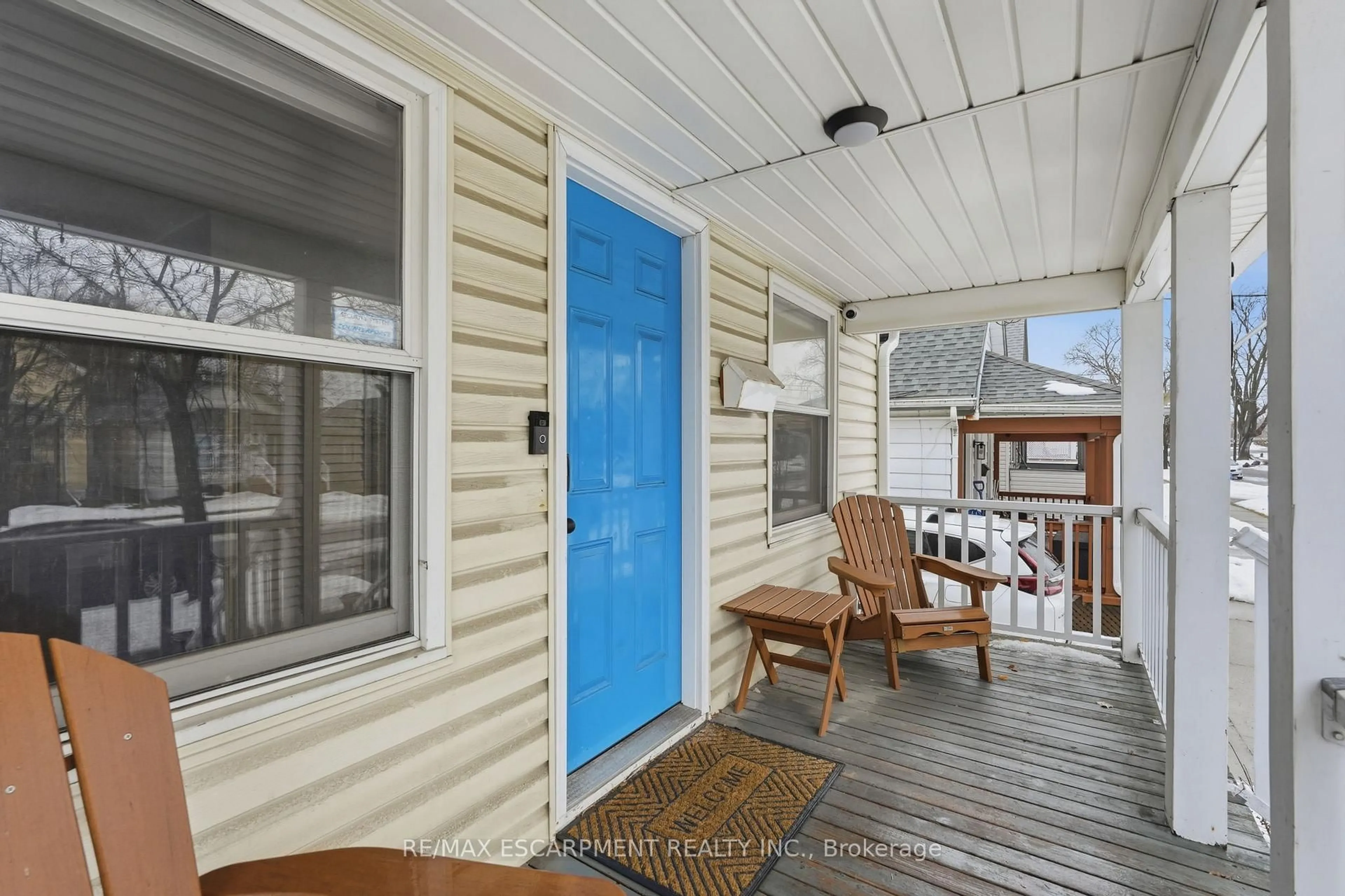 Indoor entryway for 20 Trapnell St, St. Catharines Ontario L2R 1A9